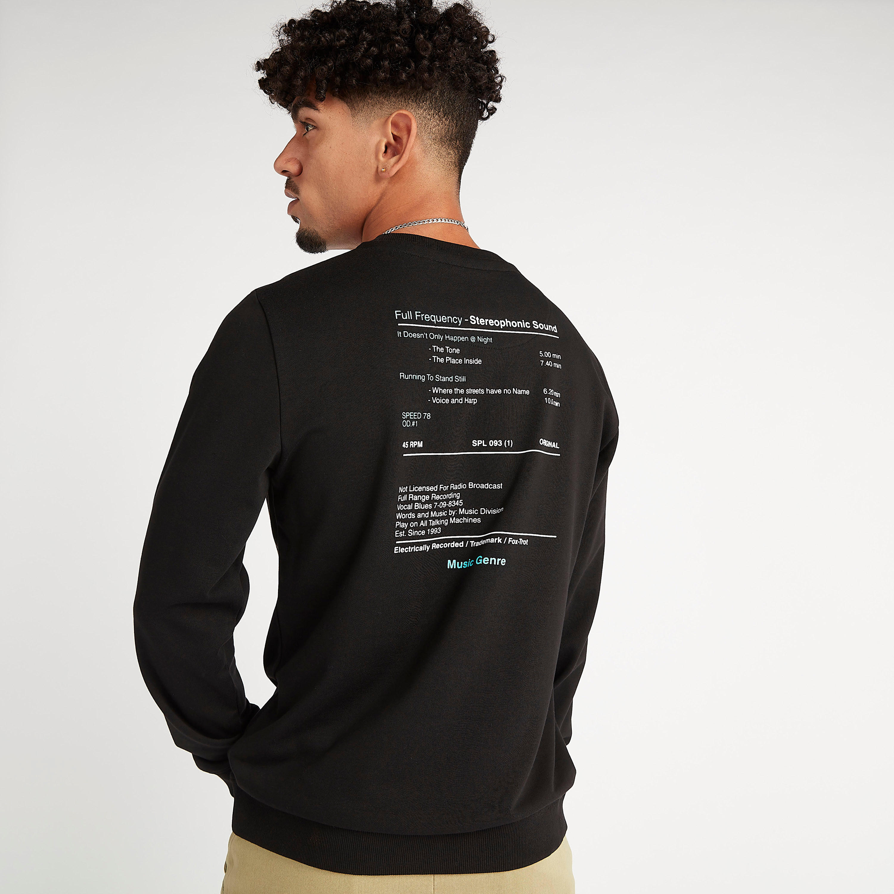 سويت شيرت مستدام بياقة ضيقة وأكمام طويلة وطبعات-men-winterwear-hoodiesandsweatshirts-image-5