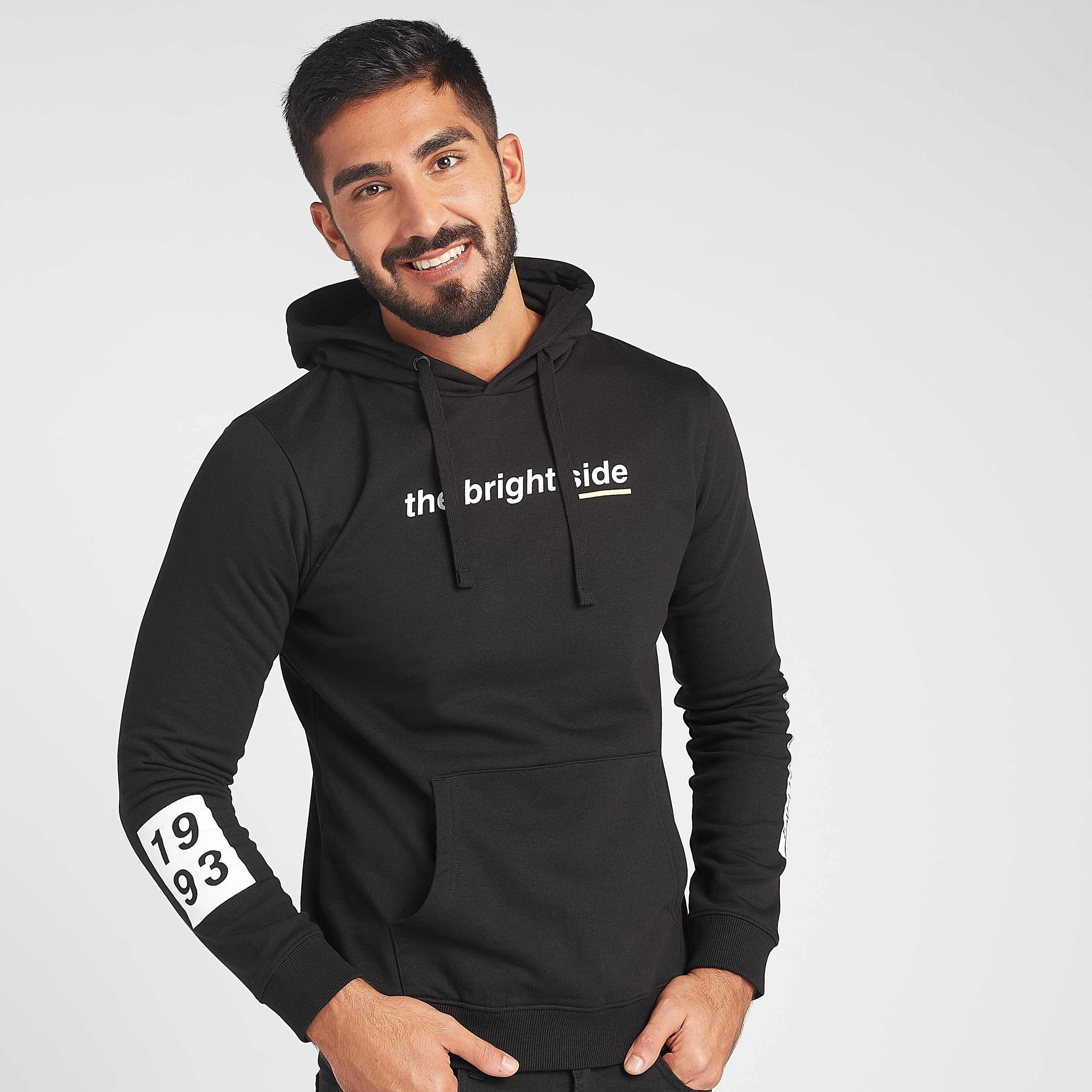 هودي مستدام بجيوب كنغر وأكمام طويلة وطبعات-men-winterwear-hoodiesandsweatshirts-image-1