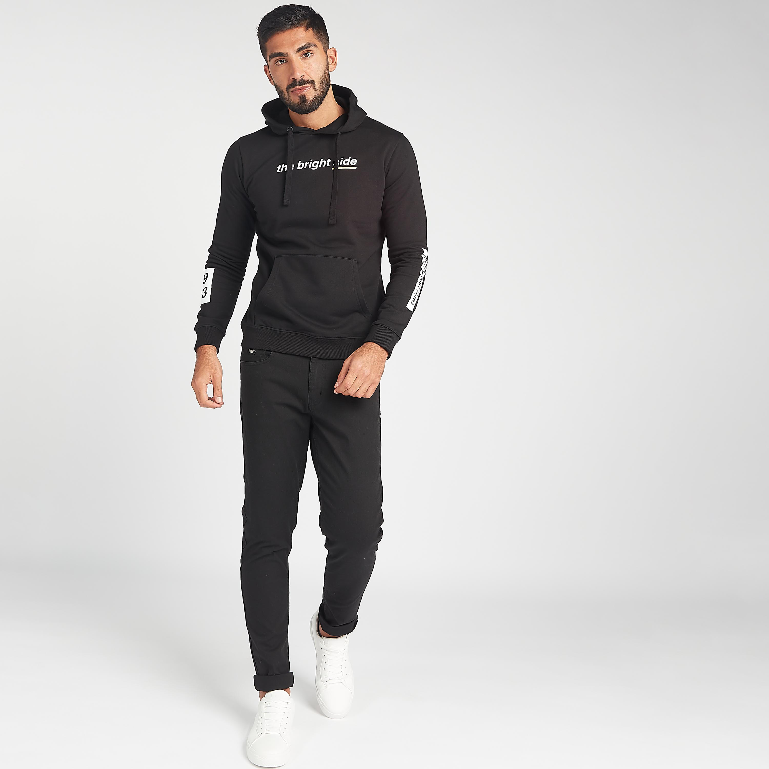 هودي مستدام بجيوب كنغر وأكمام طويلة وطبعات-men-winterwear-hoodiesandsweatshirts-image-2