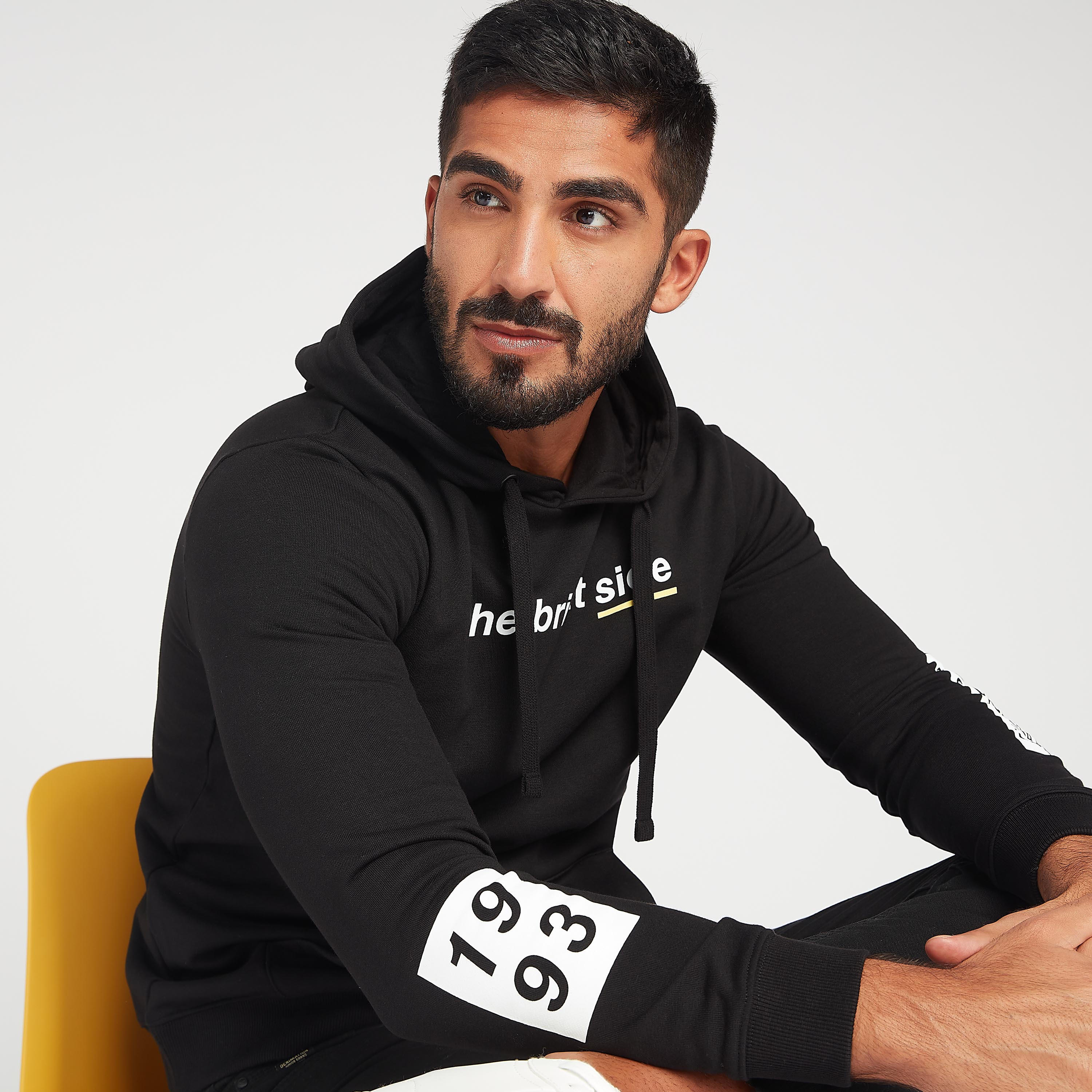 هودي مستدام بجيوب كنغر وأكمام طويلة وطبعات-men-winterwear-hoodiesandsweatshirts-image-3