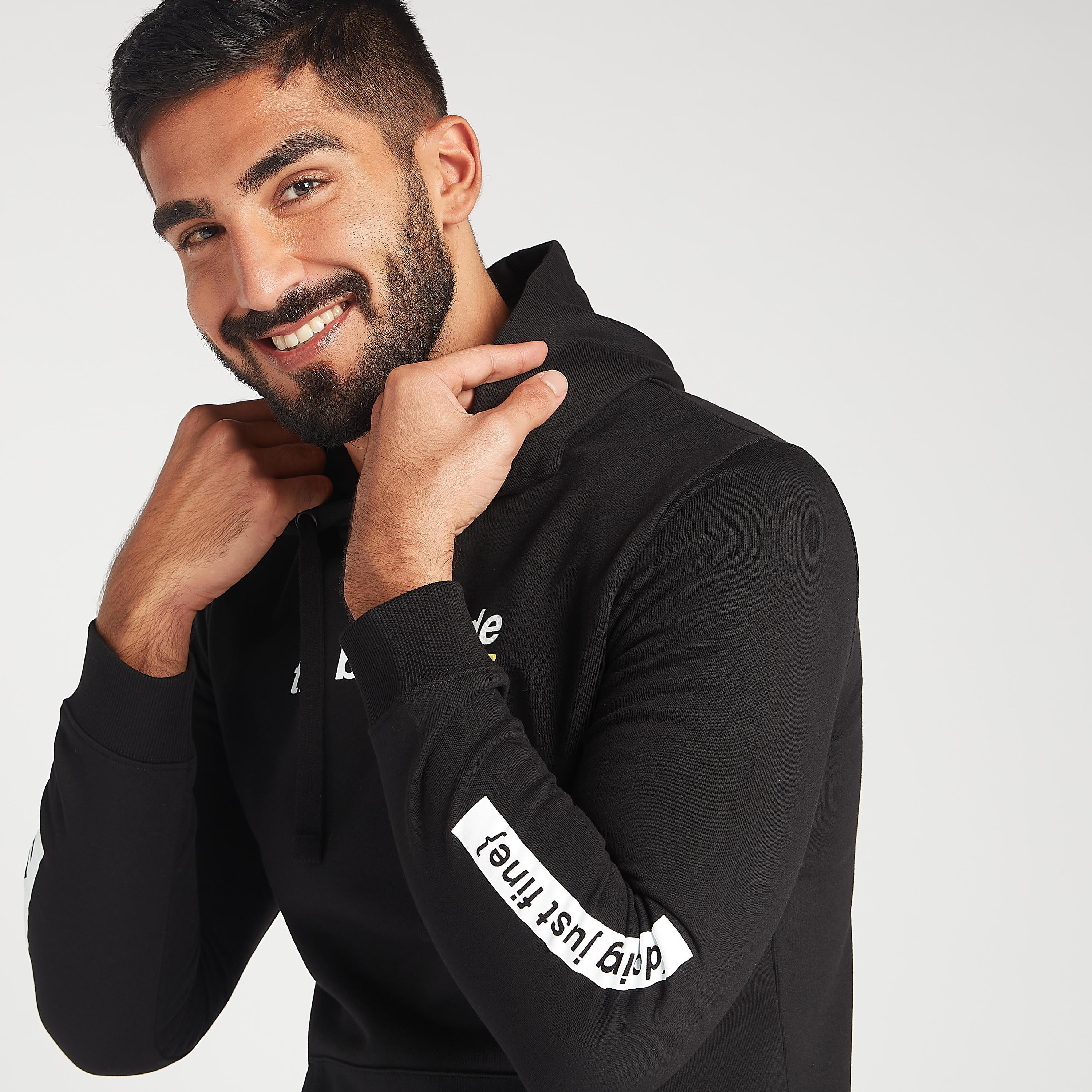 هودي مستدام بجيوب كنغر وأكمام طويلة وطبعات-men-winterwear-hoodiesandsweatshirts-image-4