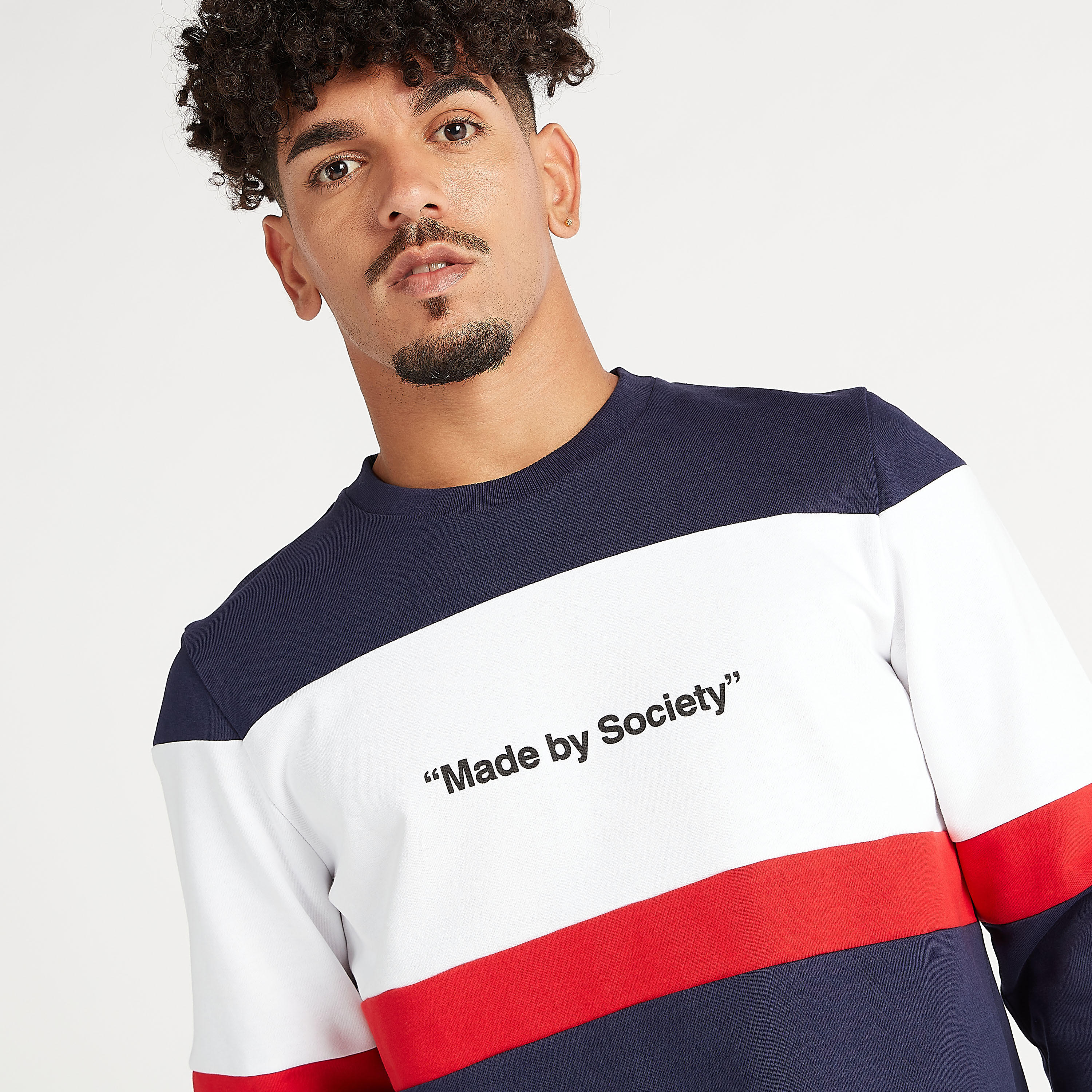 سويت شيرت مستدام بياقة ضيقة وأكمام طويلة وطبعات شعار-men-winterwear-hoodiesandsweatshirts-image-1