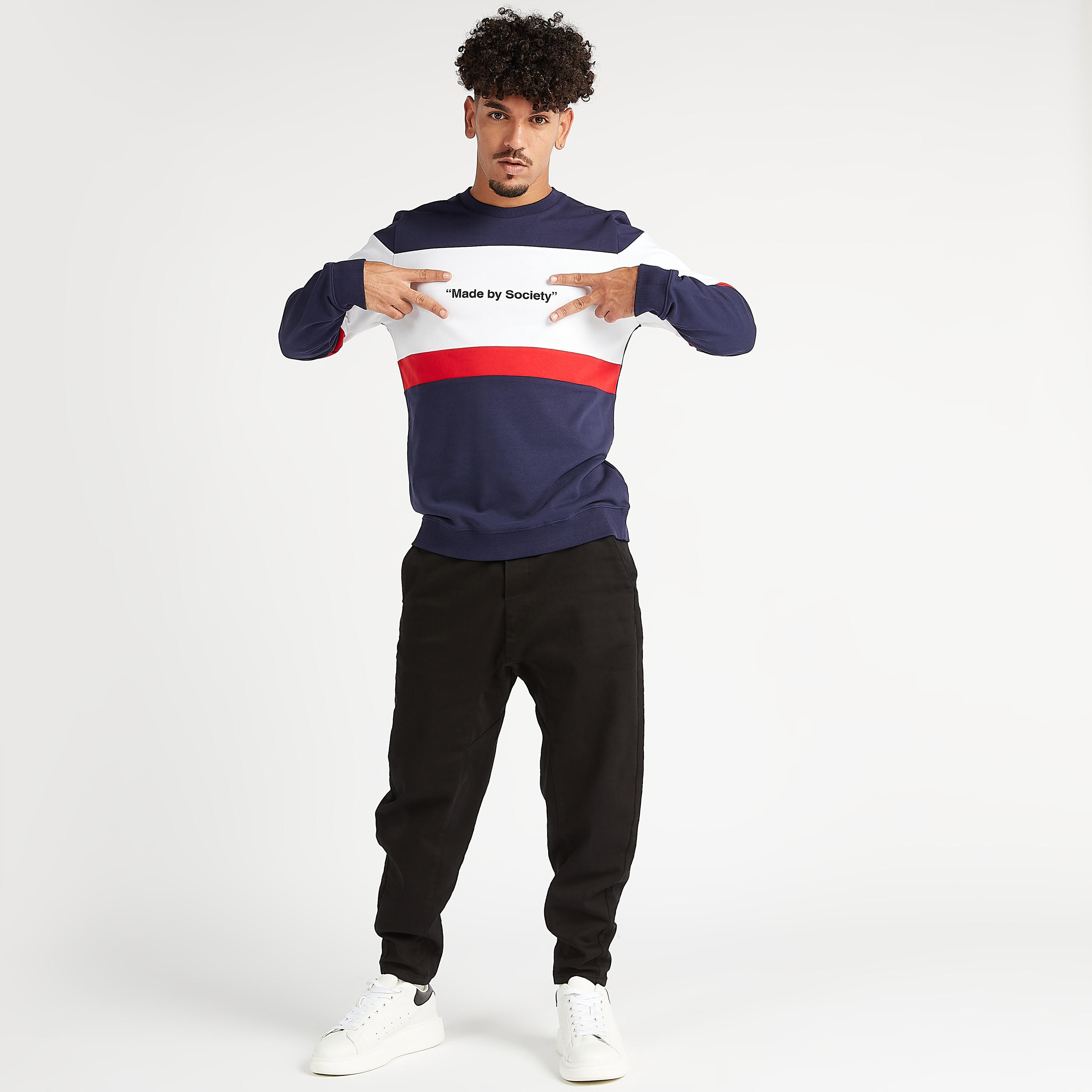 سويت شيرت مستدام بياقة ضيقة وأكمام طويلة وطبعات شعار-men-winterwear-hoodiesandsweatshirts-image-2