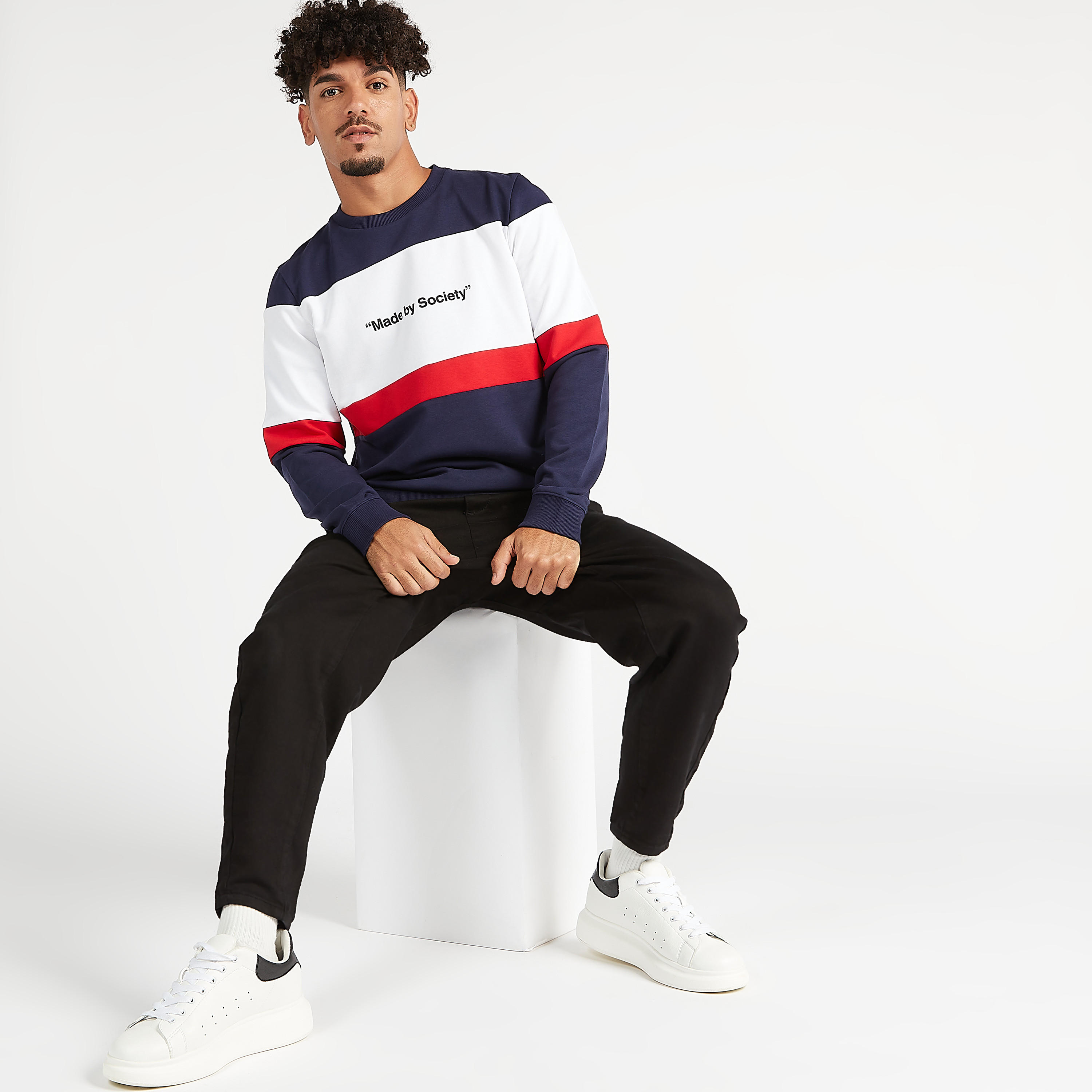 سويت شيرت مستدام بياقة ضيقة وأكمام طويلة وطبعات شعار-men-winterwear-hoodiesandsweatshirts-image-4