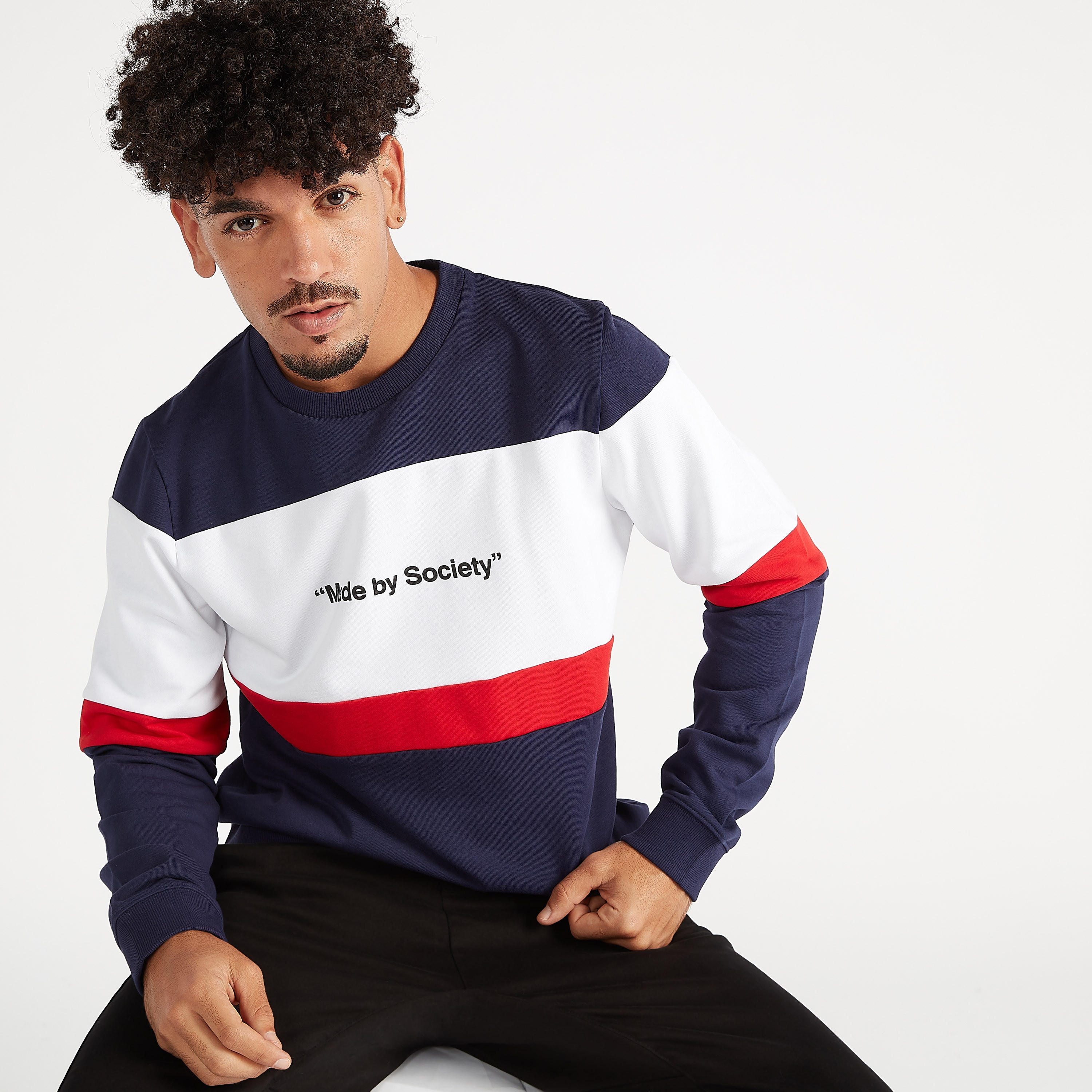 سويت شيرت مستدام بياقة ضيقة وأكمام طويلة وطبعات شعار-men-winterwear-hoodiesandsweatshirts-image-5