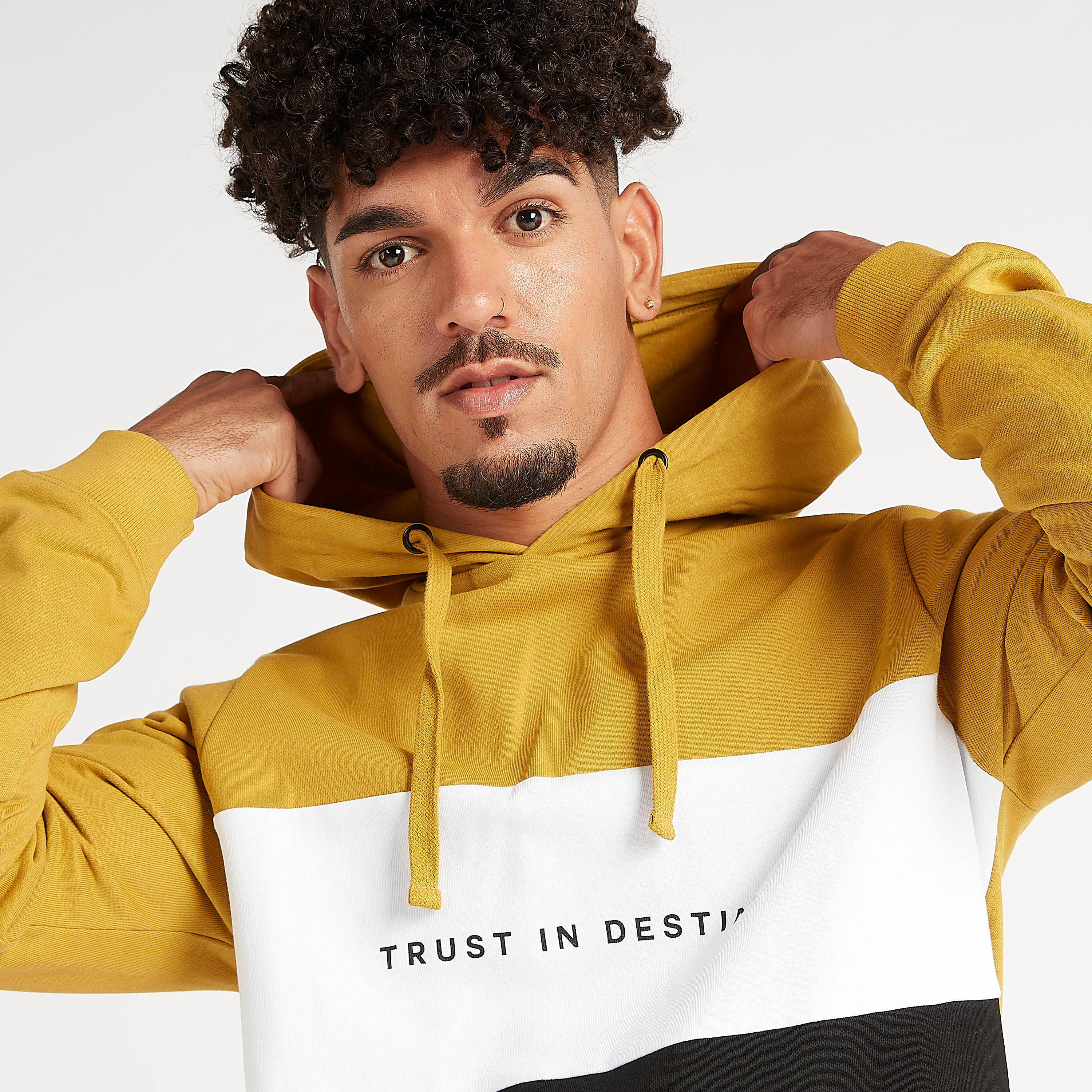 هودي مستدام بجيوب كنغر وأكمام طويلة وطبعات-men-winterwear-hoodiesandsweatshirts-image-3