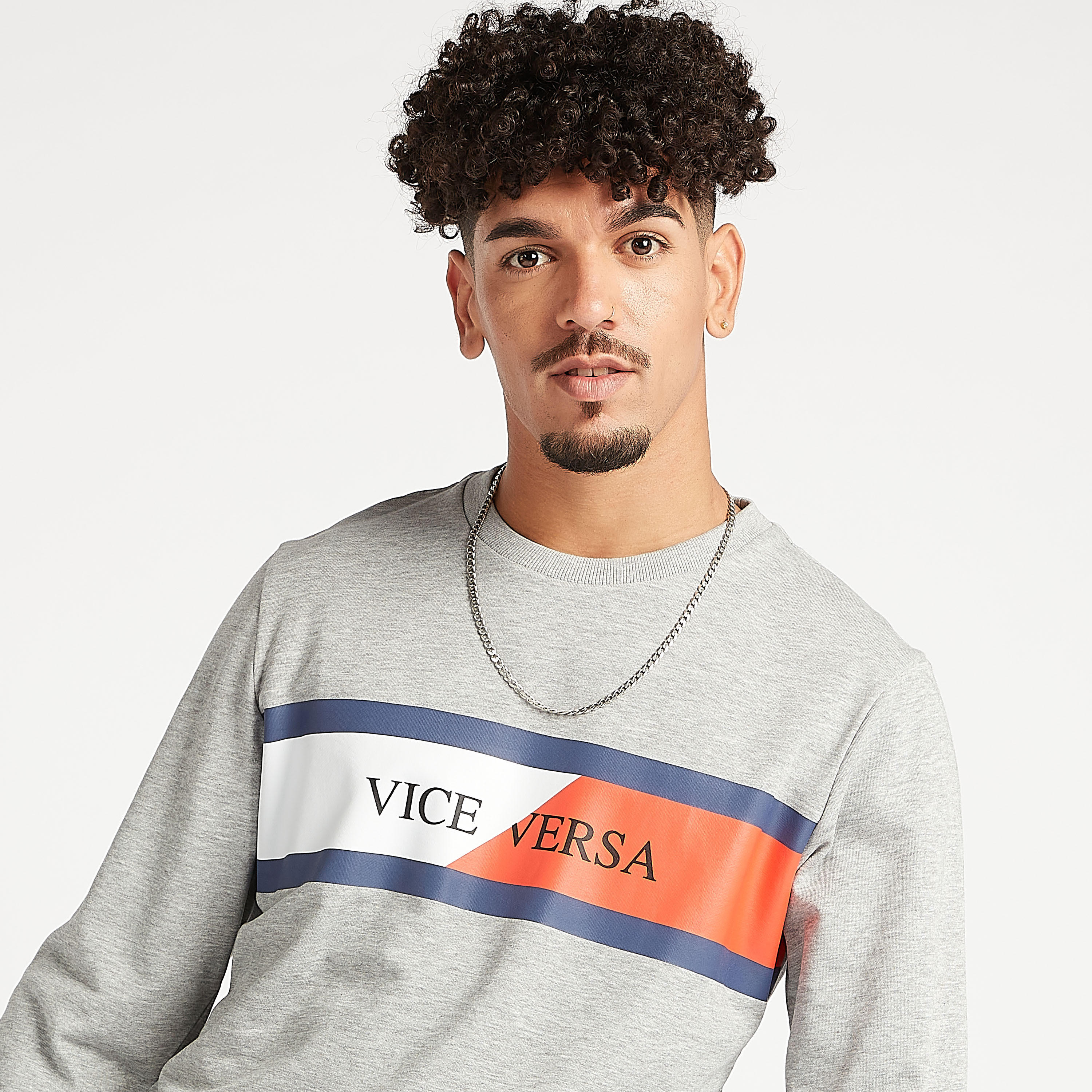 سويت شيرت مستدام بياقة ضيقة وأكمام طويلة وطبعات شعار-men-winterwear-hoodiesandsweatshirts-image-1