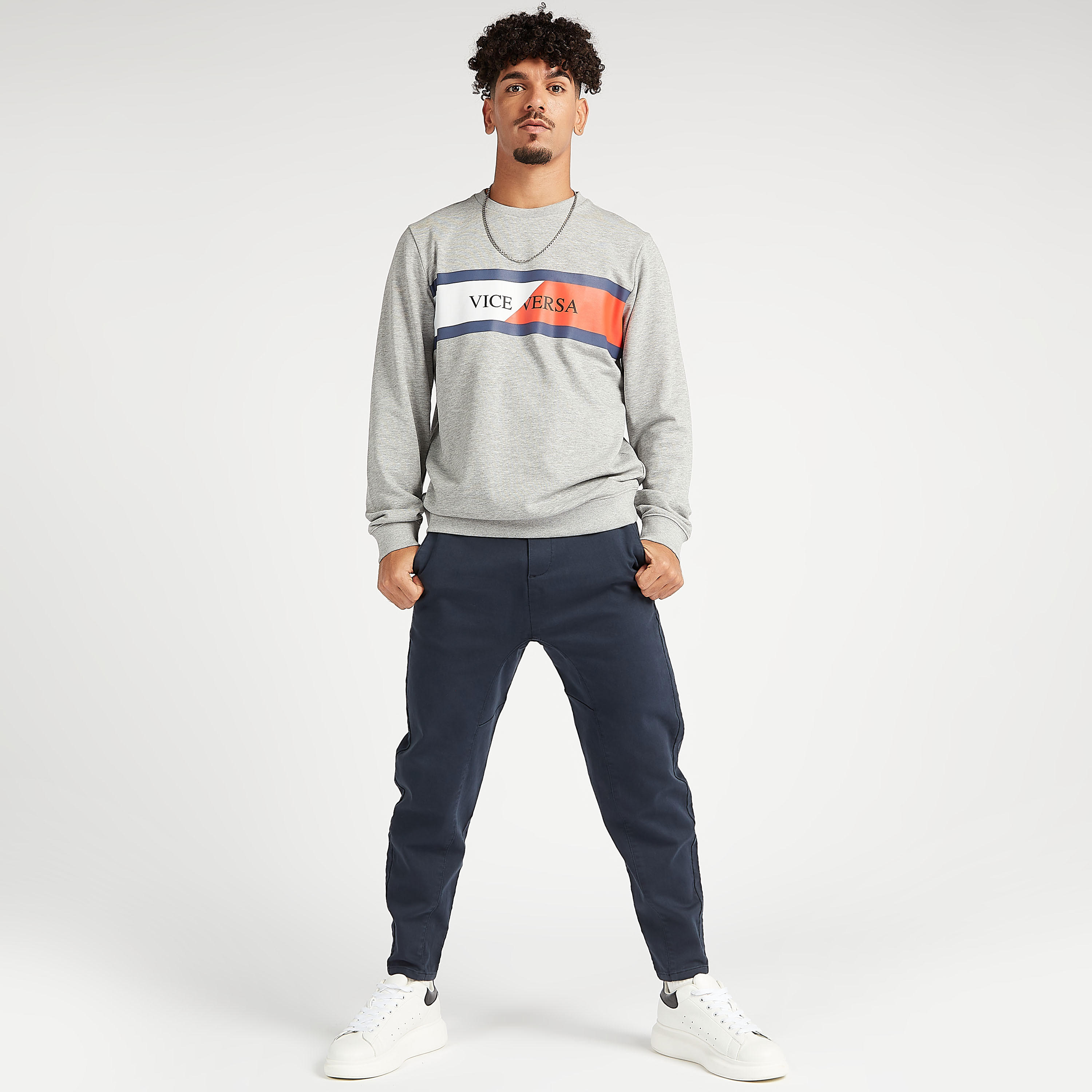 سويت شيرت مستدام بياقة ضيقة وأكمام طويلة وطبعات شعار-men-winterwear-hoodiesandsweatshirts-image-2