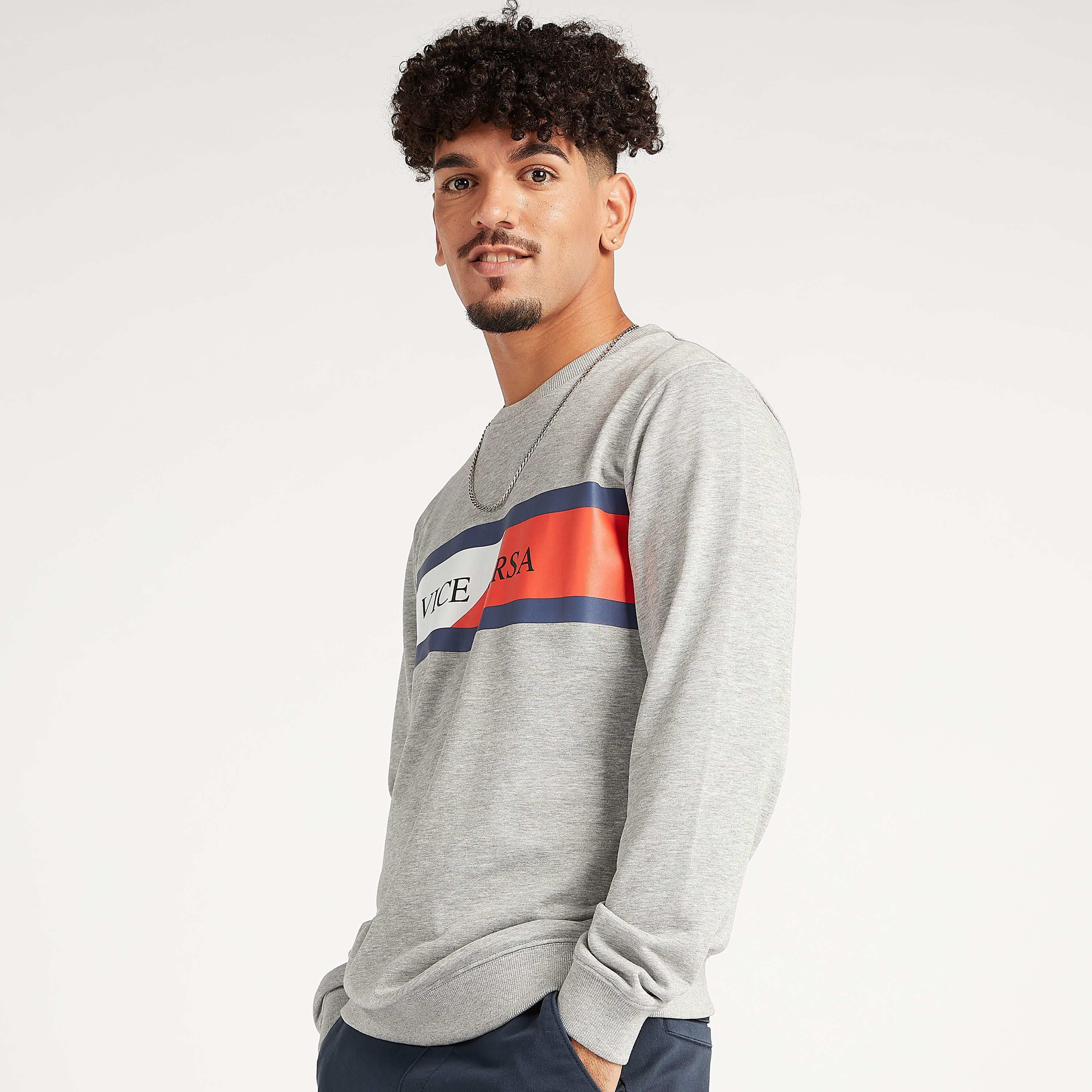 سويت شيرت مستدام بياقة ضيقة وأكمام طويلة وطبعات شعار-men-winterwear-hoodiesandsweatshirts-image-3