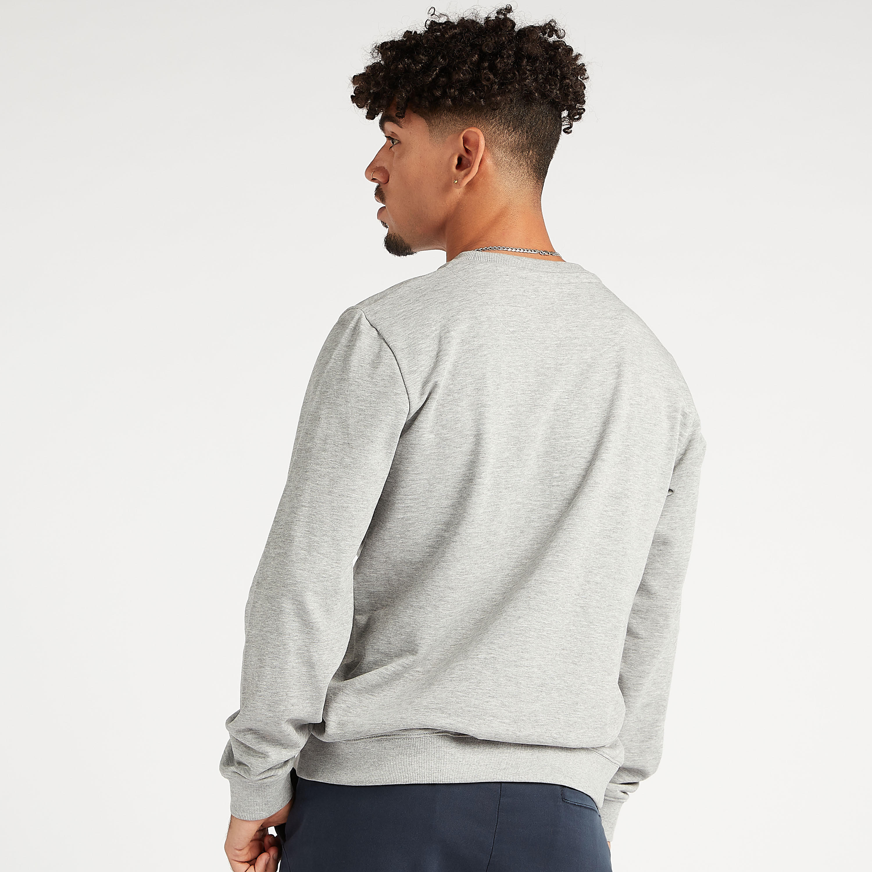 سويت شيرت مستدام بياقة ضيقة وأكمام طويلة وطبعات شعار-men-winterwear-hoodiesandsweatshirts-image-4
