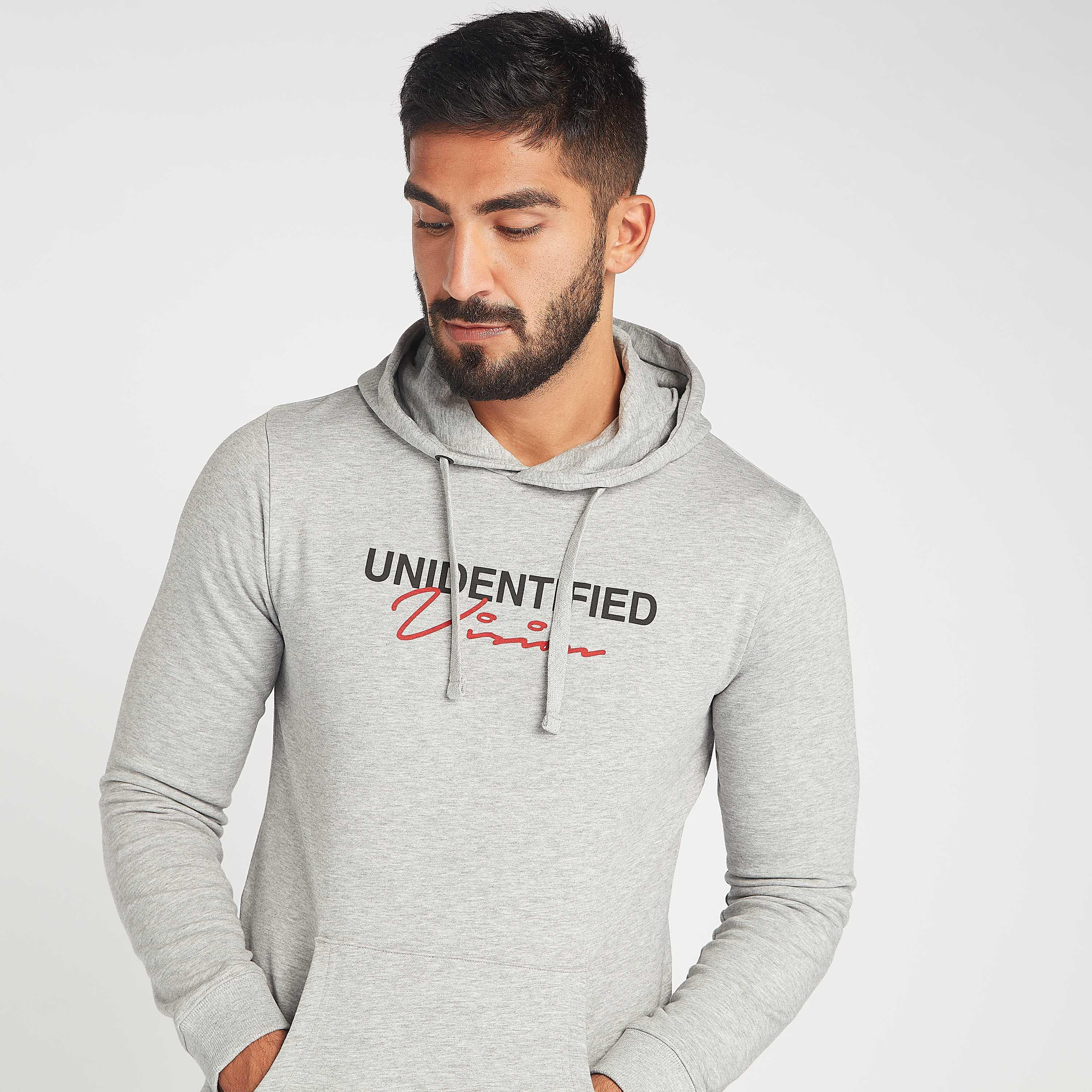 هودي مستدام بجيوب كنغر وأكمام طويلة وطبعات-men-winterwear-hoodiesandsweatshirts-image-1