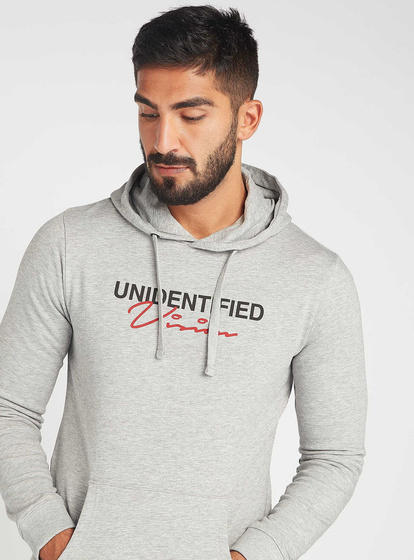 هودي مستدام بجيوب كنغر وأكمام طويلة وطبعات-men-winterwear-hoodiesandsweatshirts-image-1