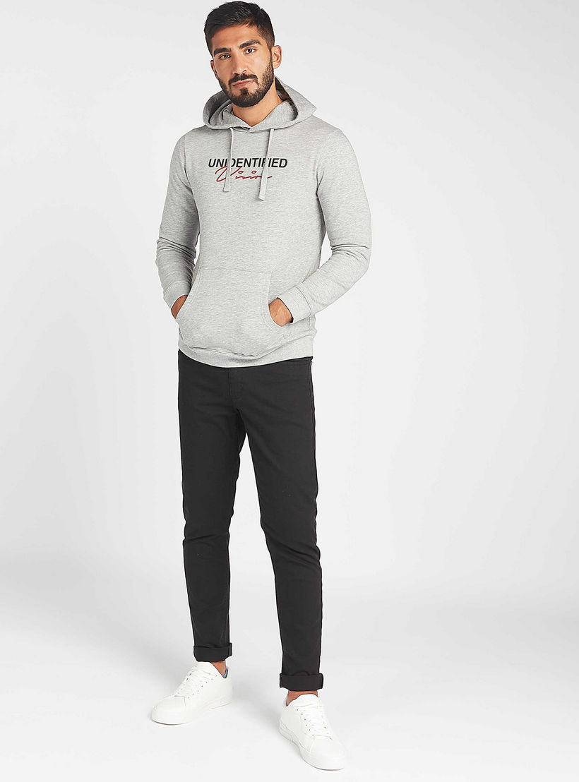 هودي مستدام بجيوب كنغر وأكمام طويلة وطبعات-men-winterwear-hoodiesandsweatshirts-image-2