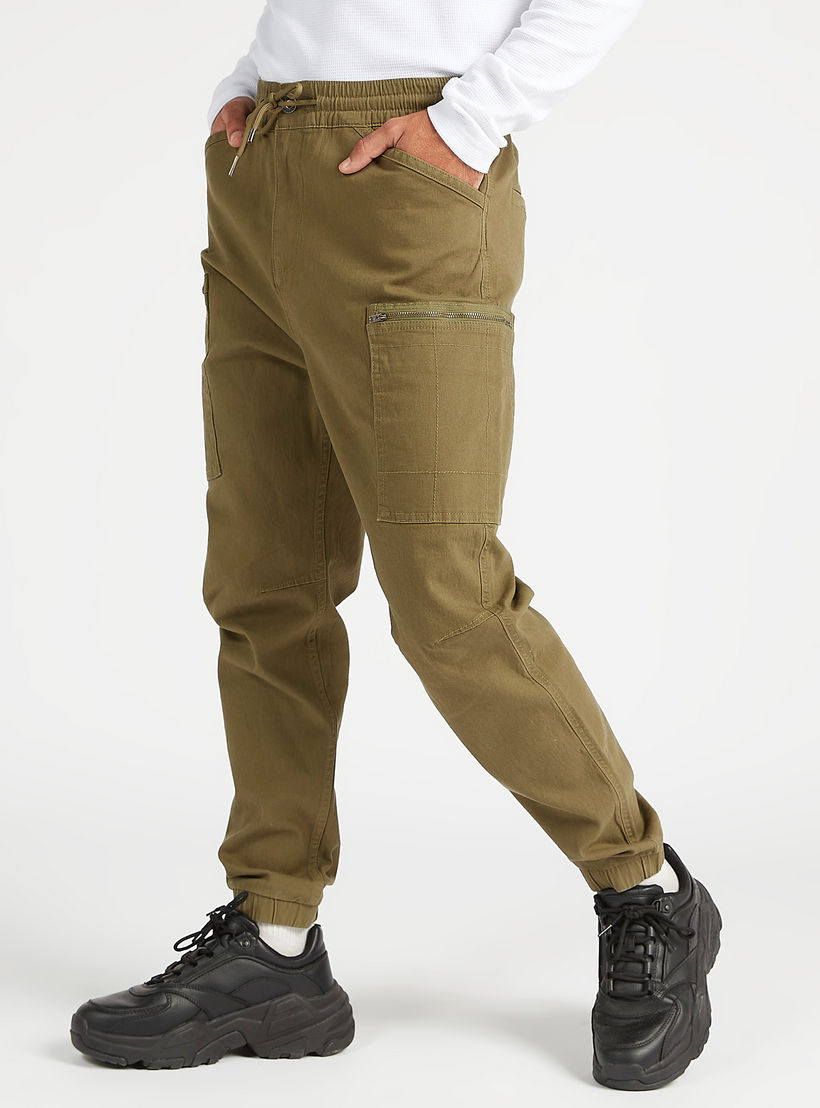 بنطلون رياضي مستدام كارجو سادة برباط إغلاق وخصر متوسّط الارتفاع-men-clothing-bottoms-joggers-image-4