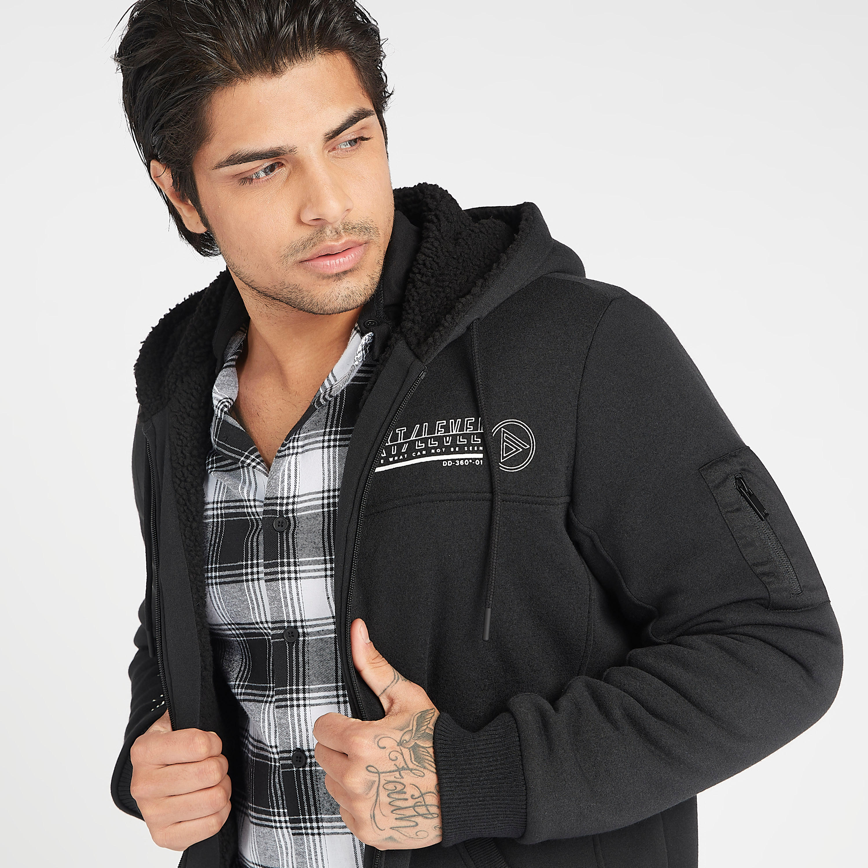 جاكيت بومبر مستدام بأكمام طويلة وقبعة وطبعات-men-clothing-jacketsandblazers-jackets-image-4