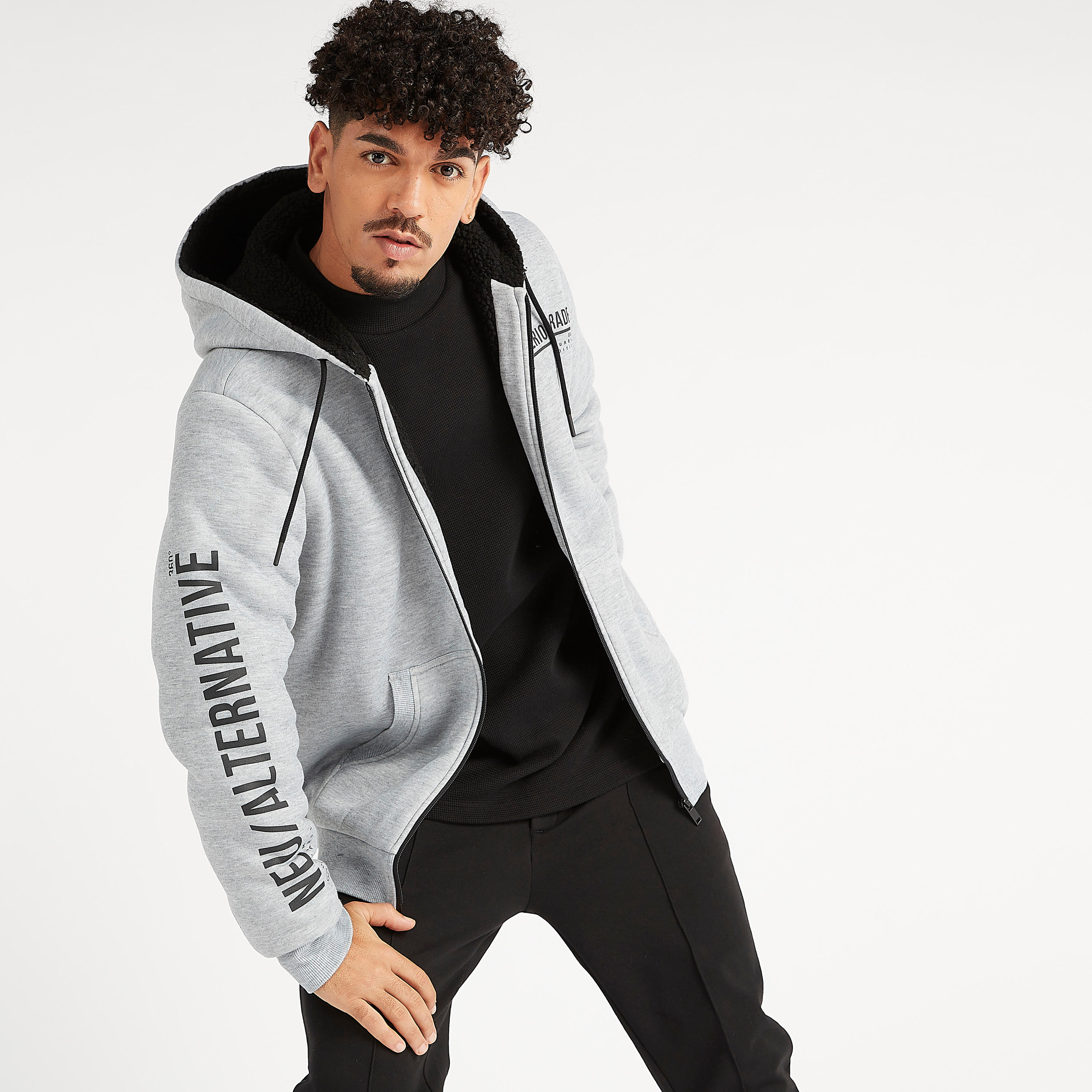 جاكيت مستدام بقبّعة وأكمام طويلة وطبعات-men-clothing-jacketsandblazers-jackets-image-1