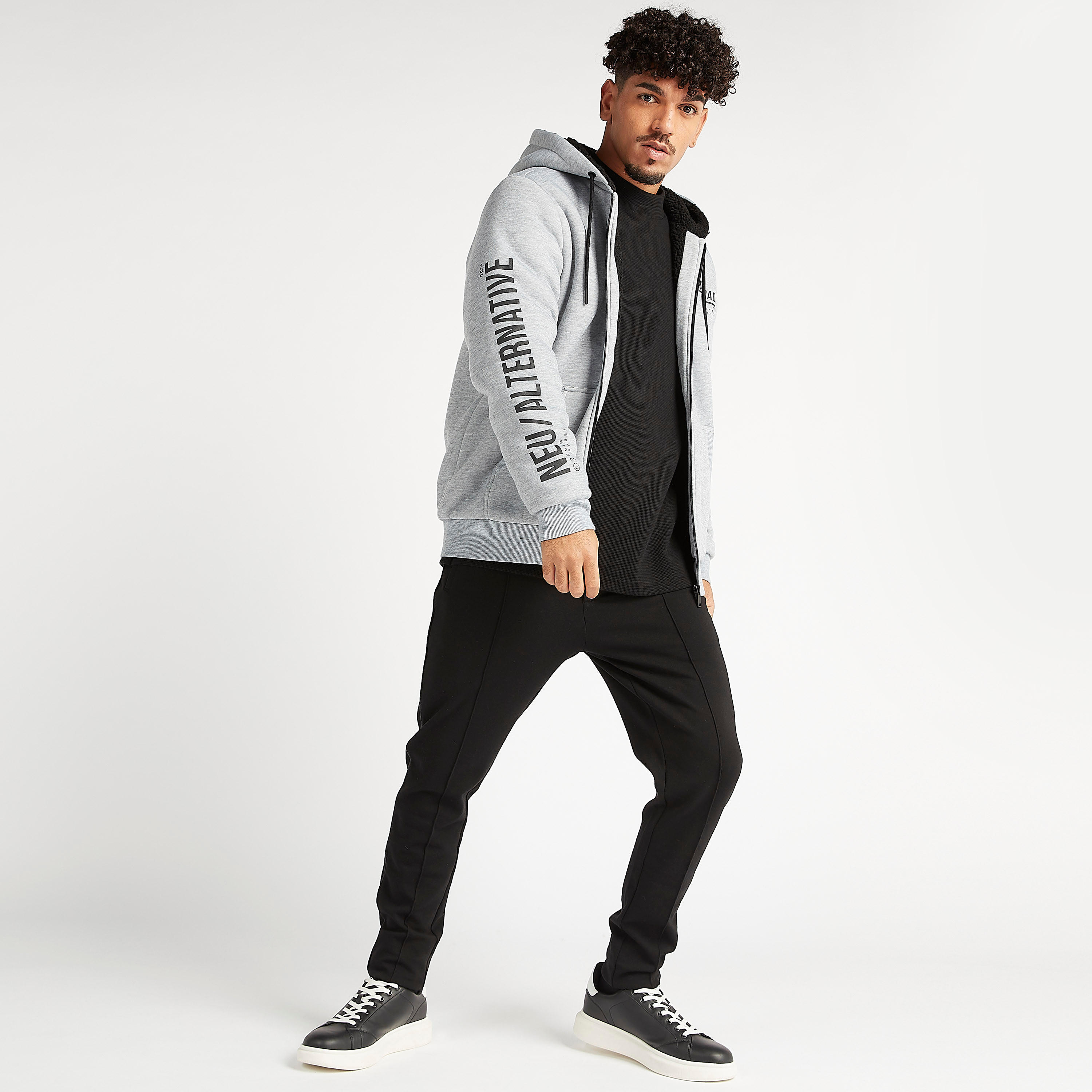 جاكيت مستدام بقبّعة وأكمام طويلة وطبعات-men-clothing-jacketsandblazers-jackets-image-2