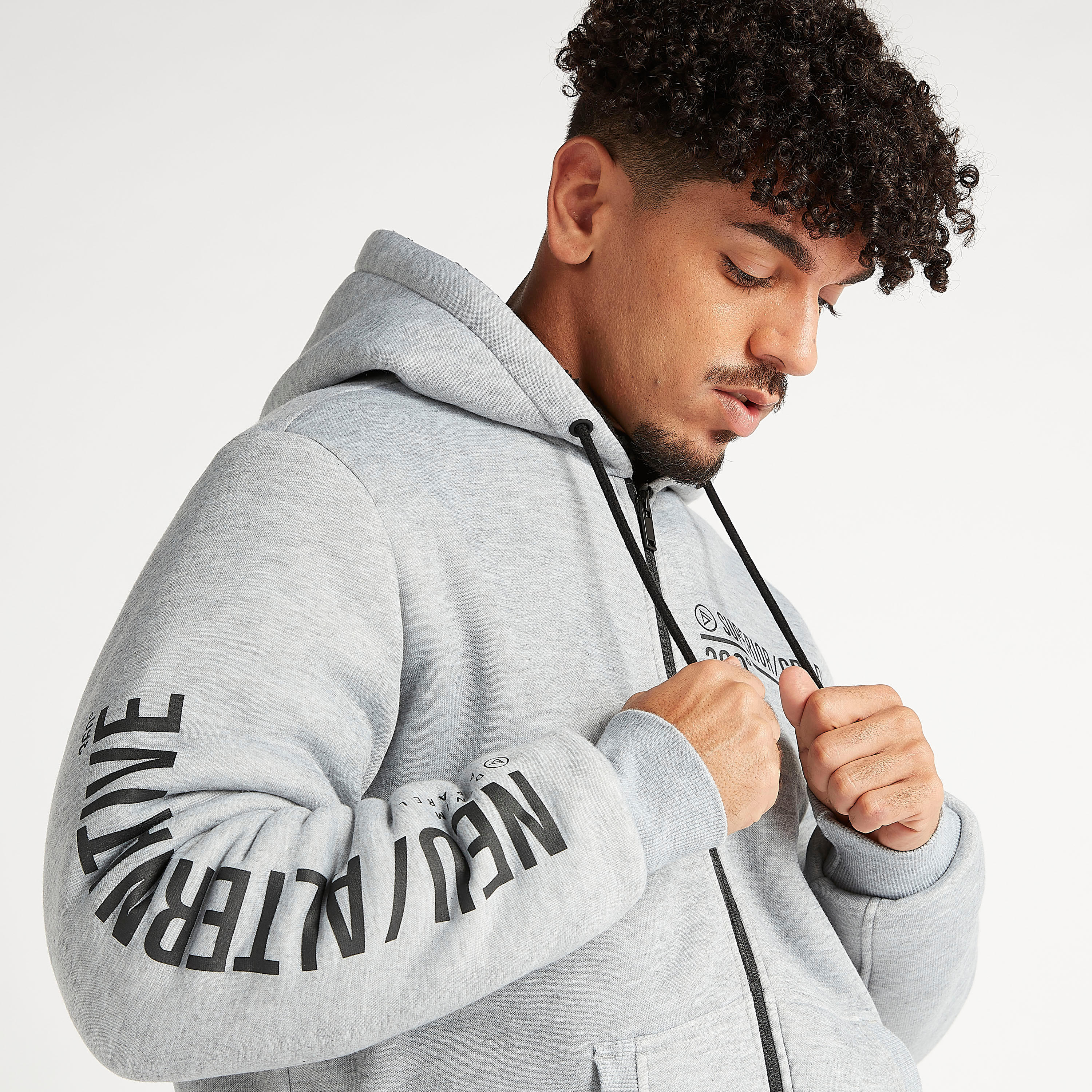 جاكيت مستدام بقبّعة وأكمام طويلة وطبعات-men-clothing-jacketsandblazers-jackets-image-3