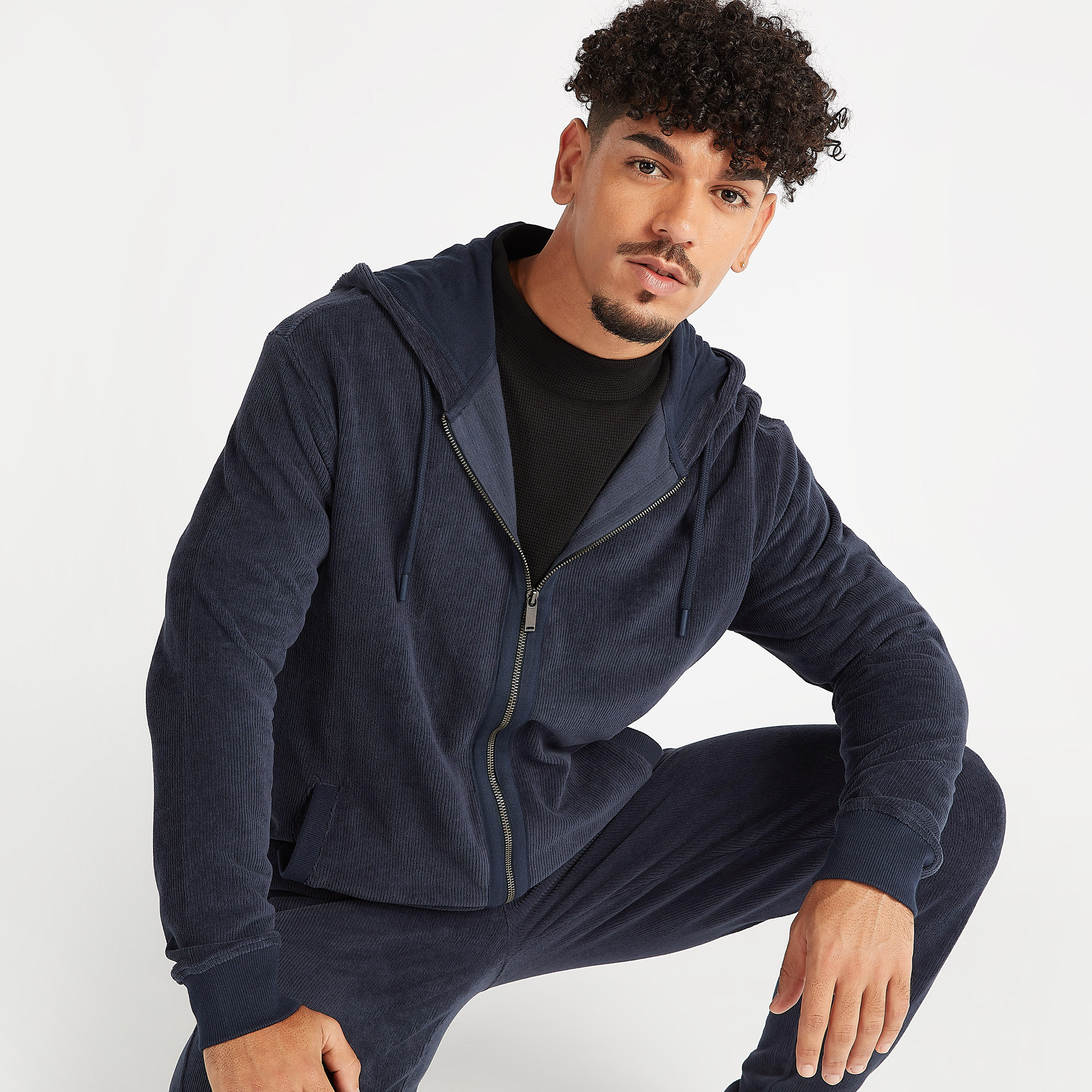 هودي مستدام بطبعات وأكمام طويلة وجيوب-men-winterwear-hoodiesandsweatshirts-image-1