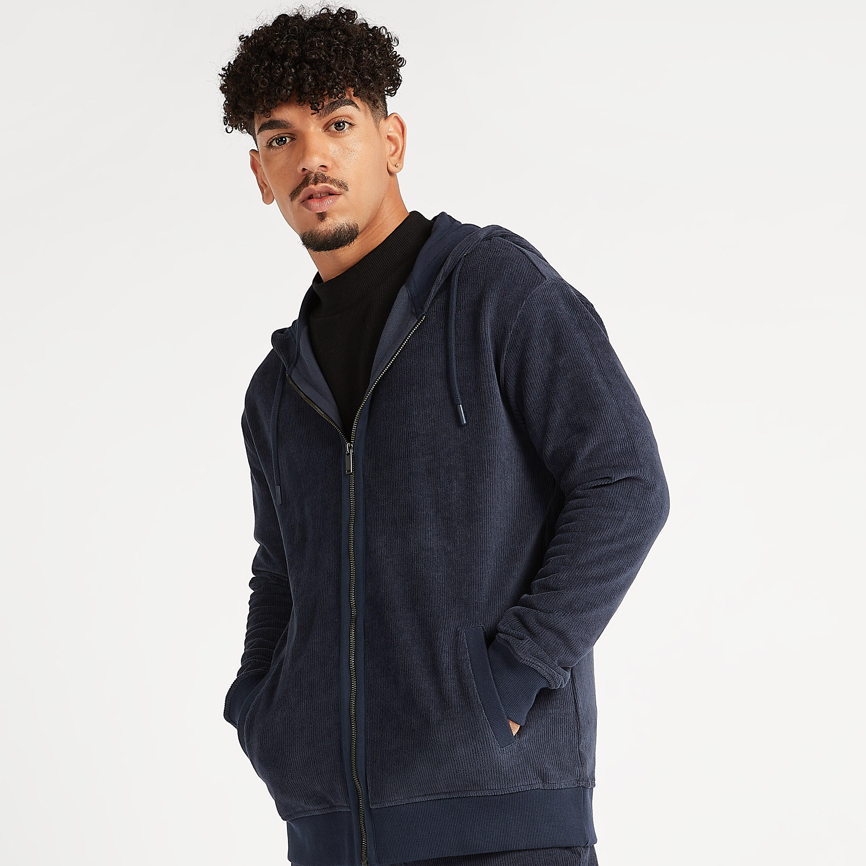 هودي مستدام بطبعات وأكمام طويلة وجيوب-men-winterwear-hoodiesandsweatshirts-image-6