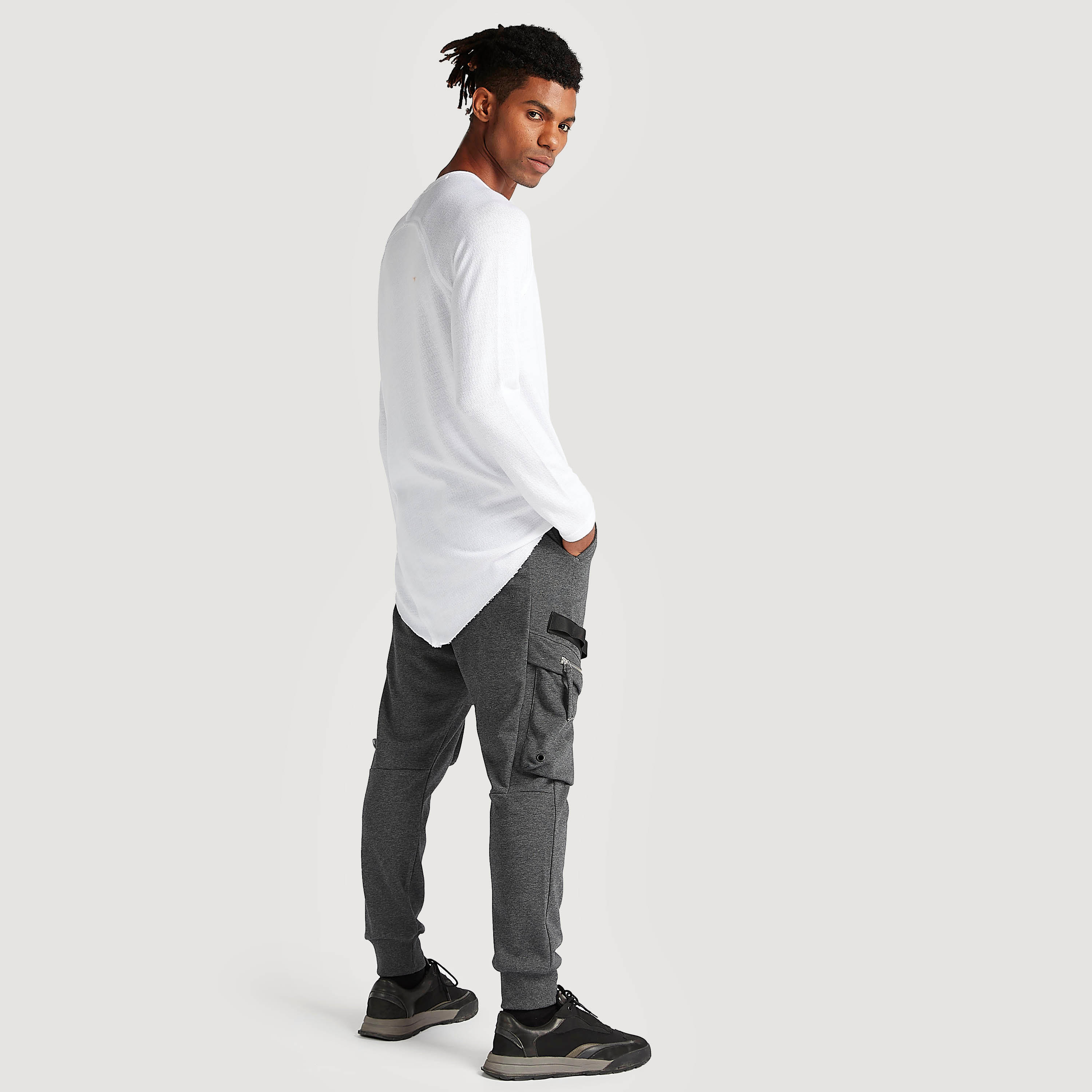 تيشيرت بارز الملمس طويل بياقة ضيّقة وأكمام طويلة-men-clothing-tshirtsandpolos-tshirts-image-2