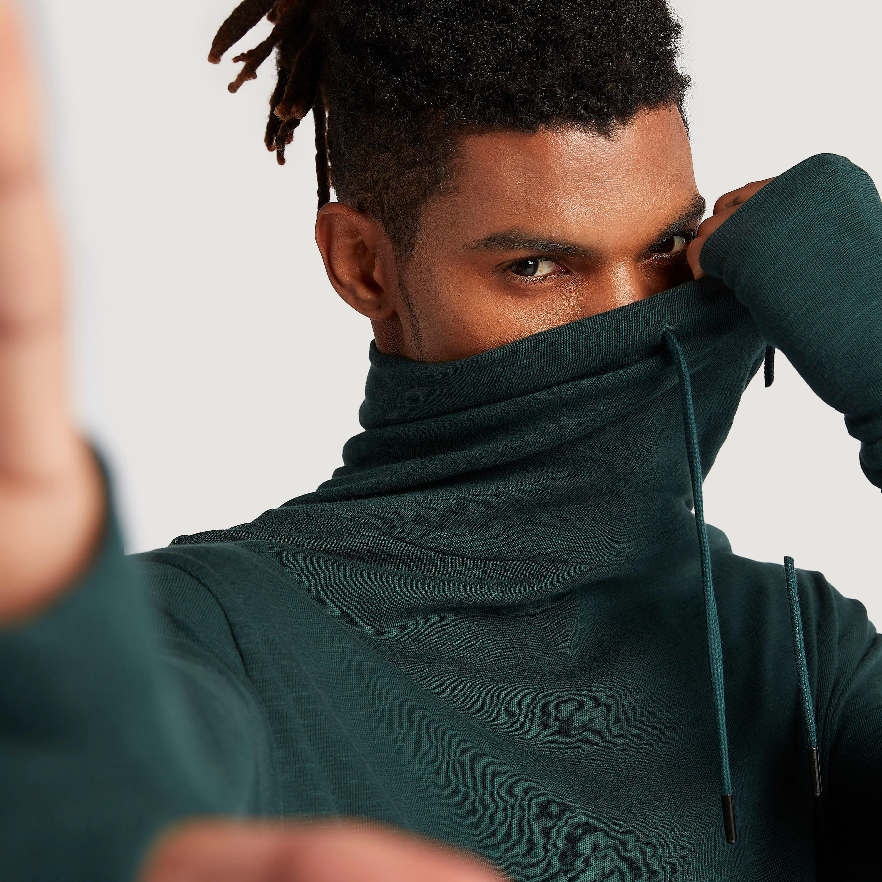 كنزة مستدامة طويلة سادة بياقة منسدلة وأكمام طويلة-men-clothing-sweatersandpullovers-image-2