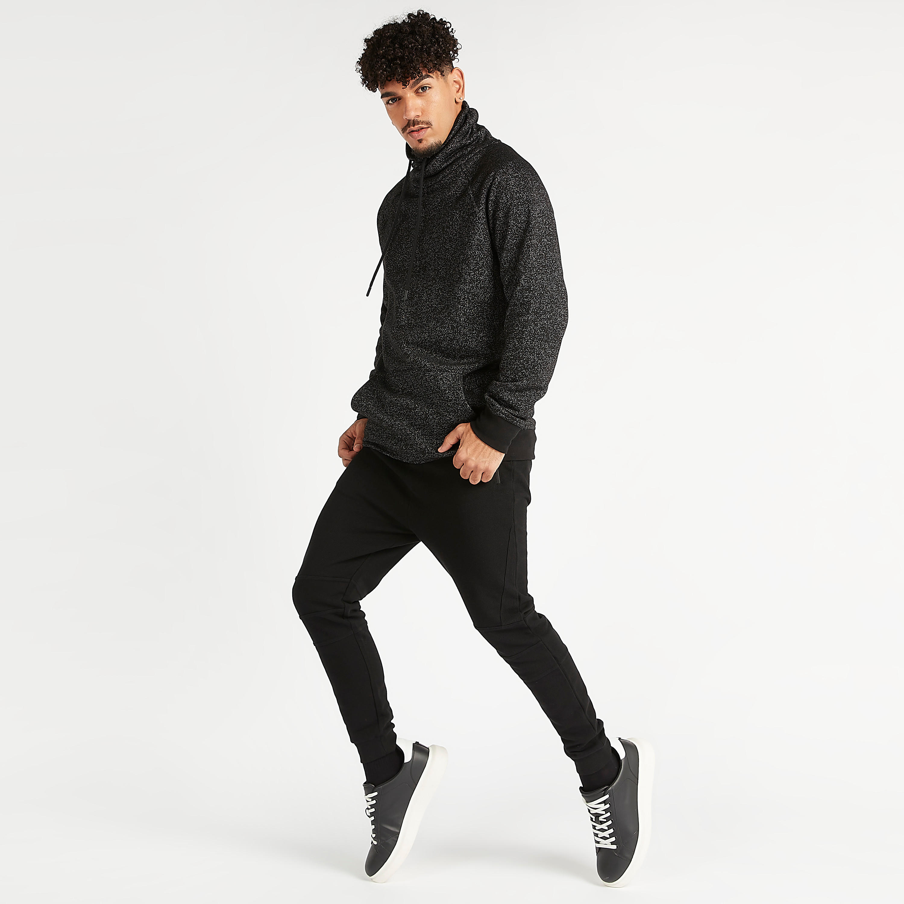 سويت شيرت مستدام بارز الملمس بياقة منسدلة  وجيوب كنغر-men-winterwear-hoodiesandsweatshirts-image-2