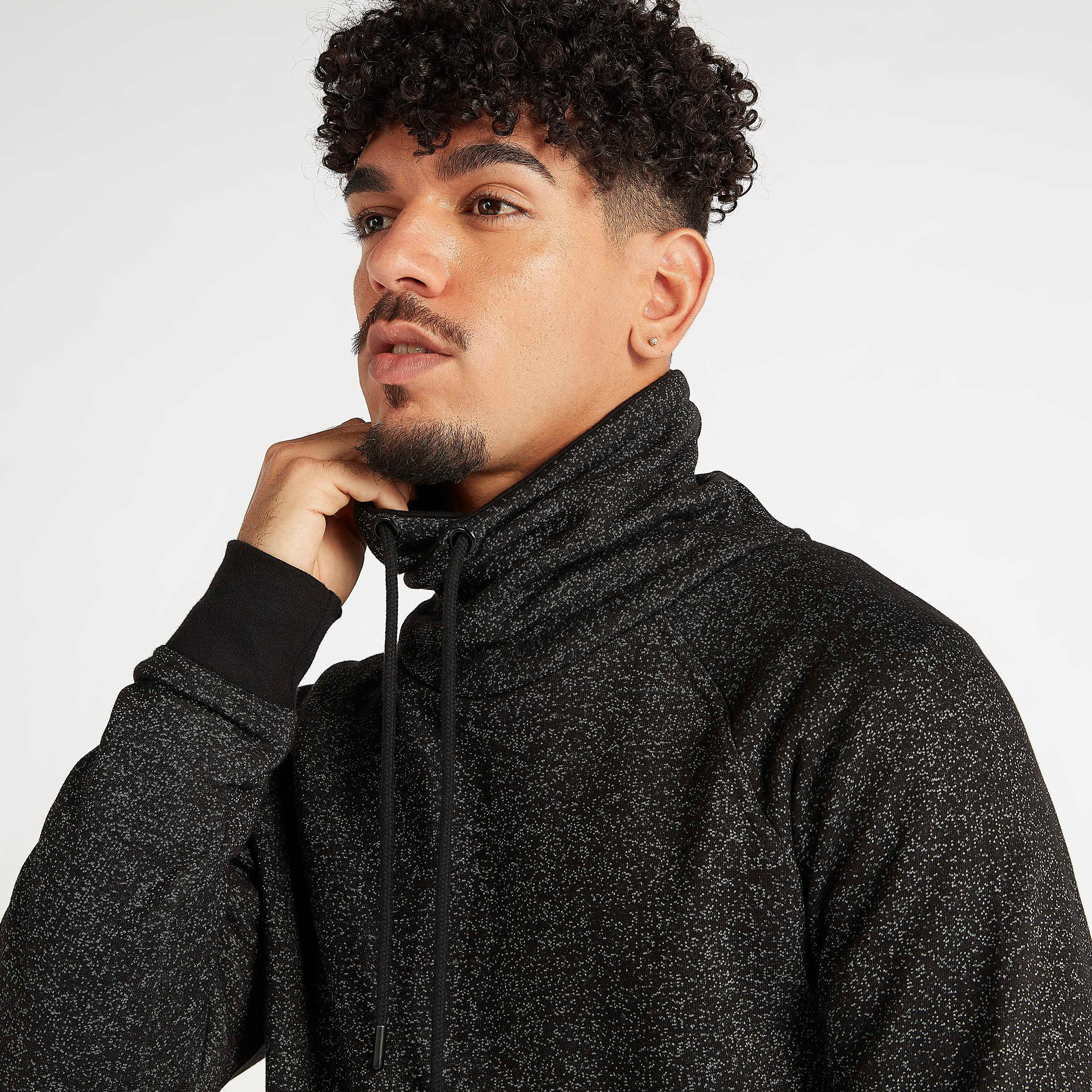 سويت شيرت مستدام بارز الملمس بياقة منسدلة  وجيوب كنغر-men-winterwear-hoodiesandsweatshirts-image-3
