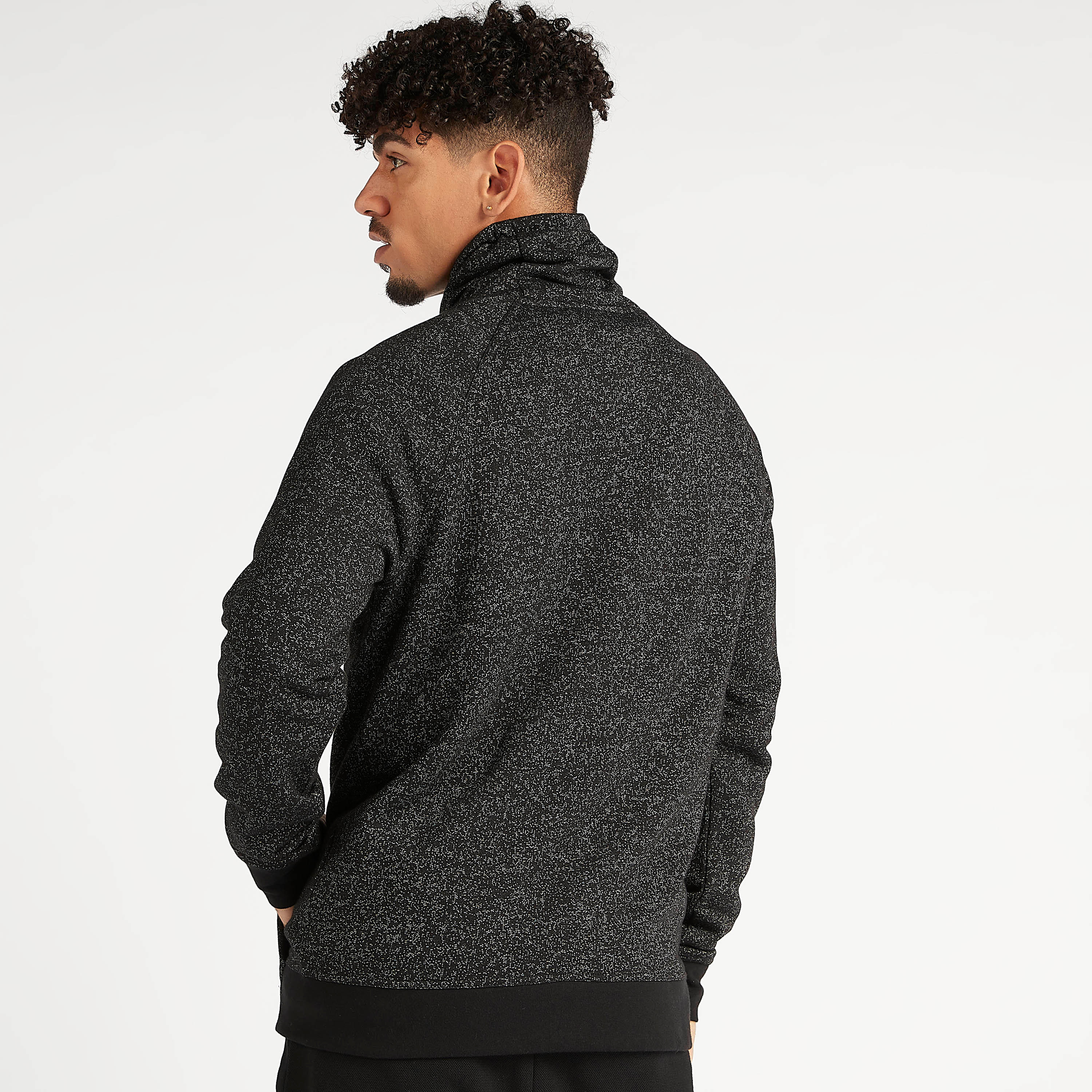 سويت شيرت مستدام بارز الملمس بياقة منسدلة  وجيوب كنغر-men-winterwear-hoodiesandsweatshirts-image-4