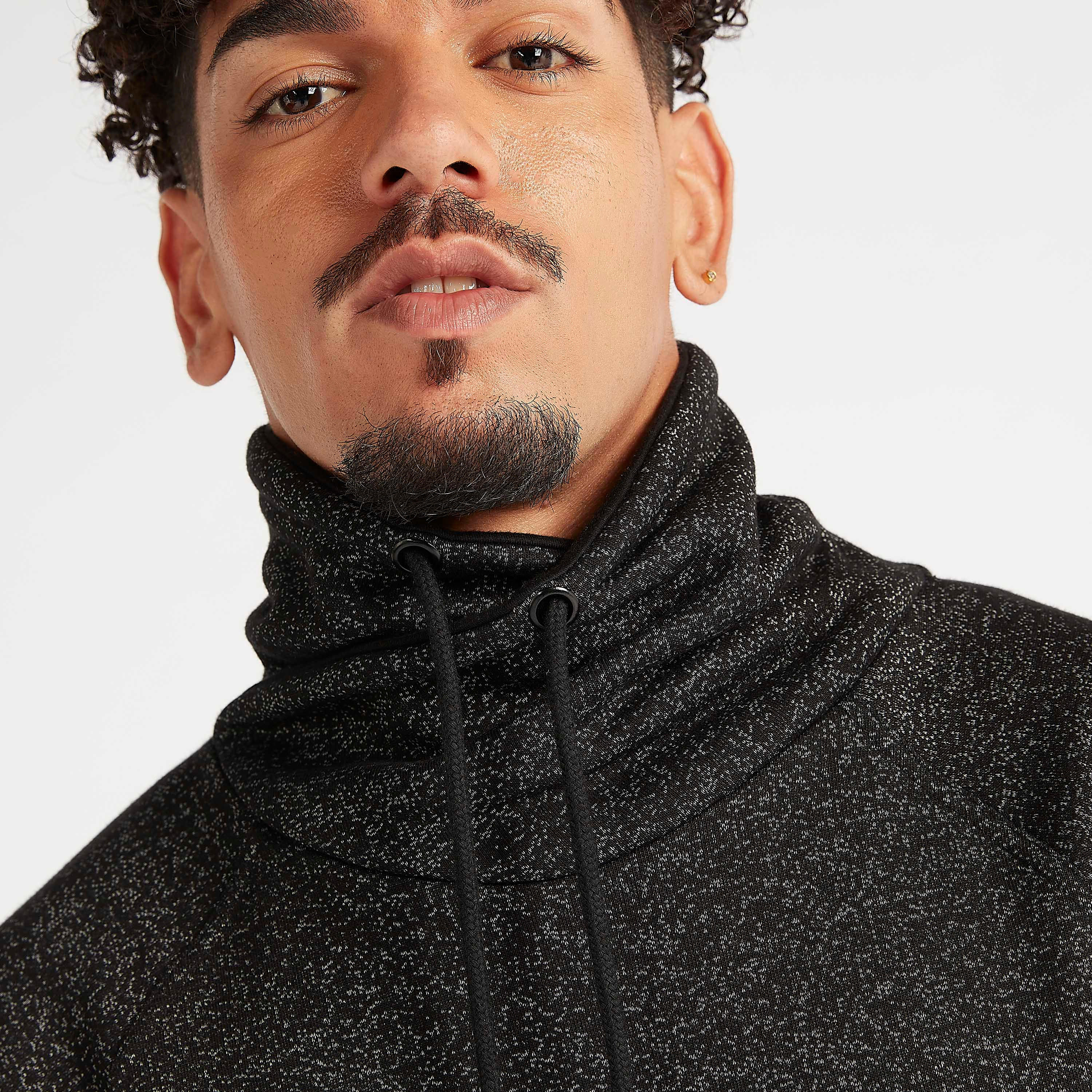 سويت شيرت مستدام بارز الملمس بياقة منسدلة  وجيوب كنغر-men-winterwear-hoodiesandsweatshirts-image-5