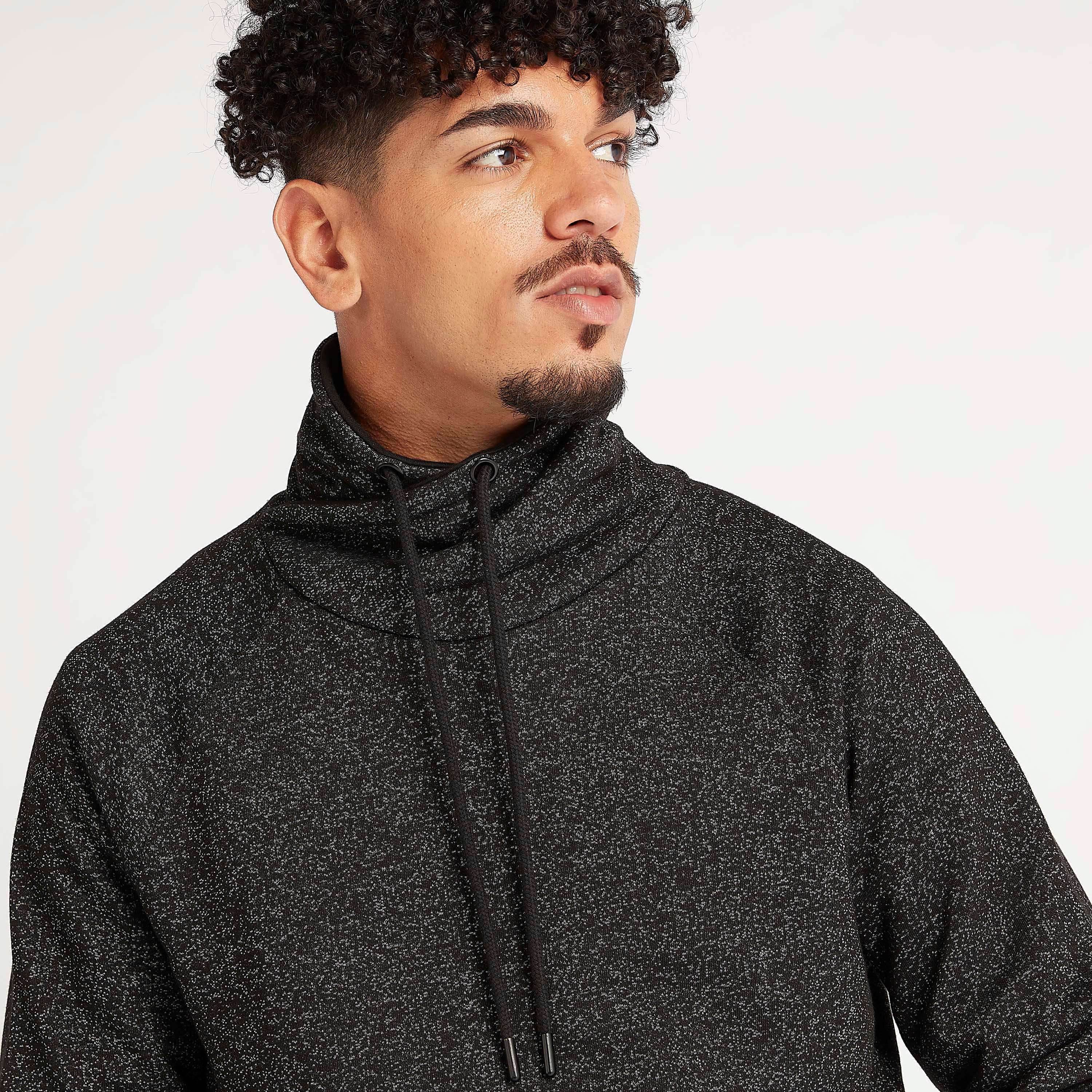 سويت شيرت مستدام بارز الملمس بياقة منسدلة  وجيوب كنغر-men-winterwear-hoodiesandsweatshirts-image-7