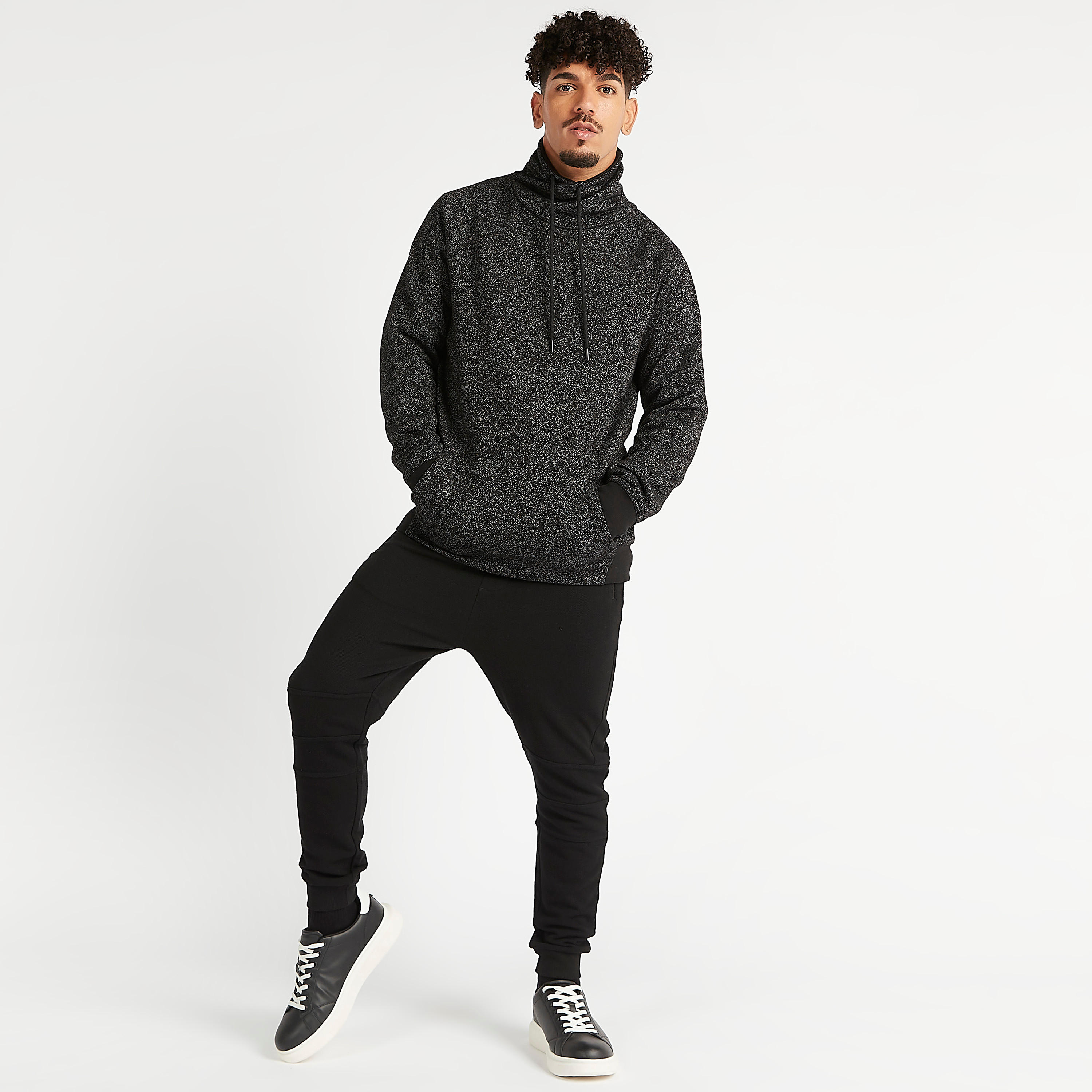 سويت شيرت مستدام بارز الملمس بياقة منسدلة  وجيوب كنغر-men-winterwear-hoodiesandsweatshirts-image-8