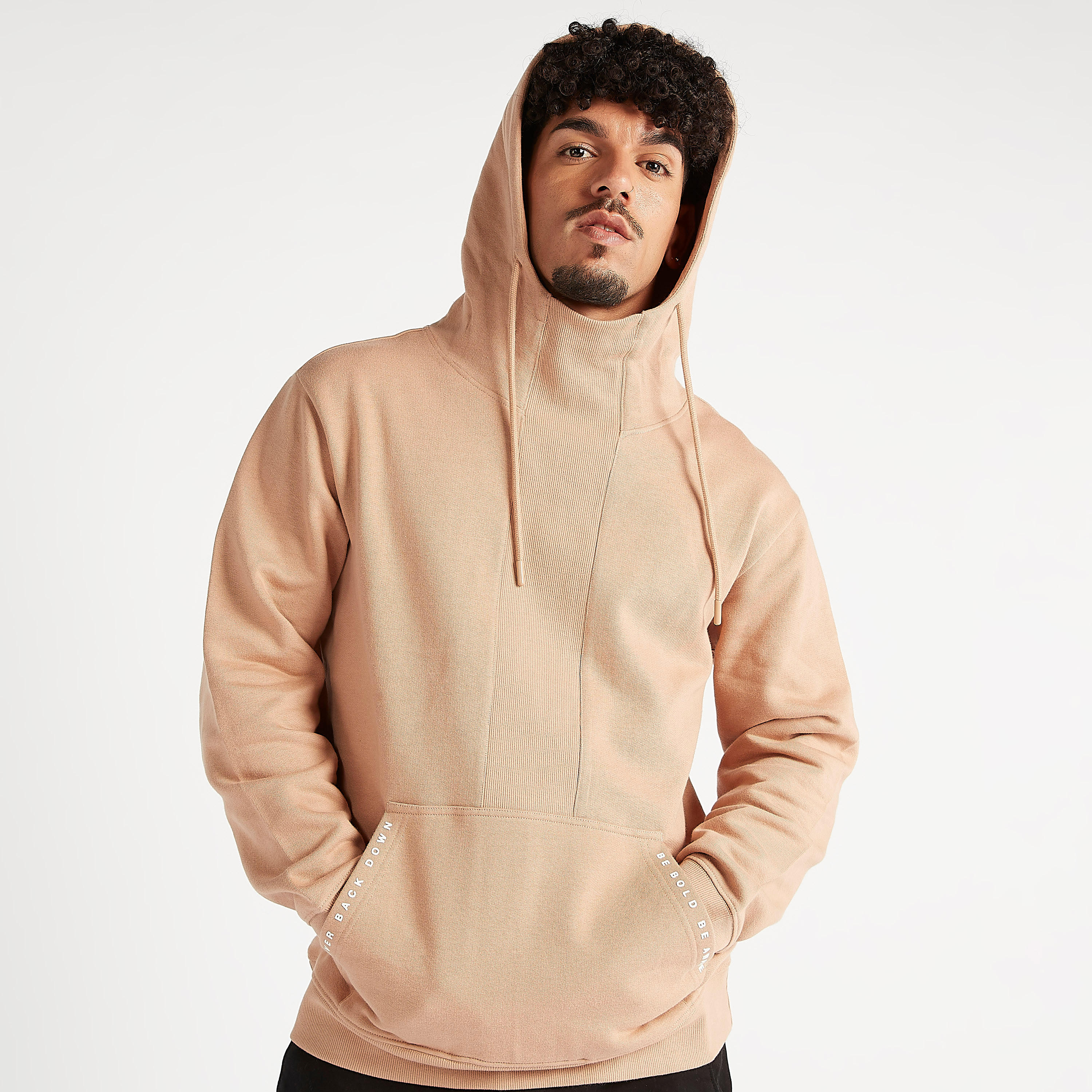 سويت شيرت مستدام بقبّعة وجيوب كنغر وأكمام طويلة-men-winterwear-hoodiesandsweatshirts-image-1