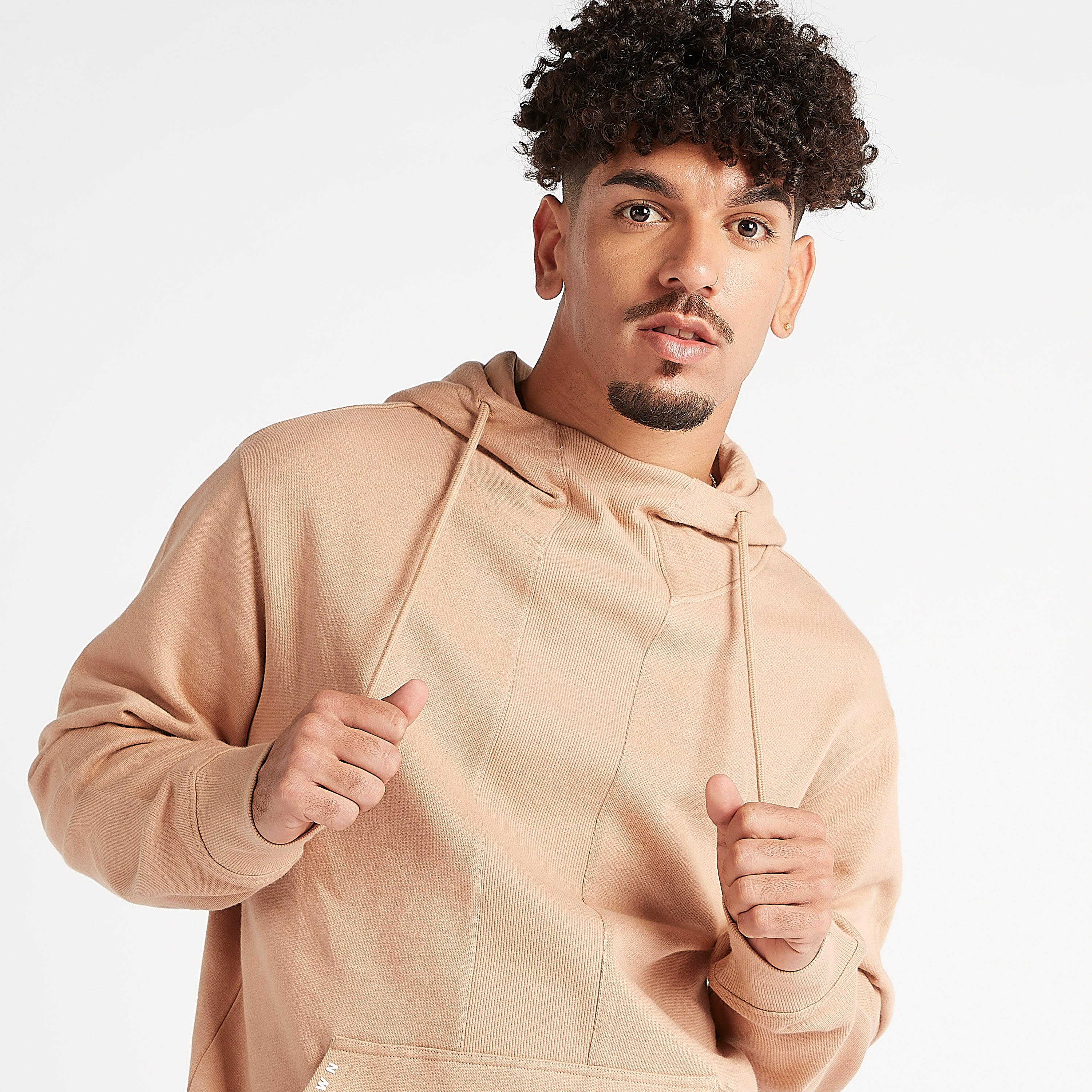 سويت شيرت مستدام بقبّعة وجيوب كنغر وأكمام طويلة-men-winterwear-hoodiesandsweatshirts-image-2