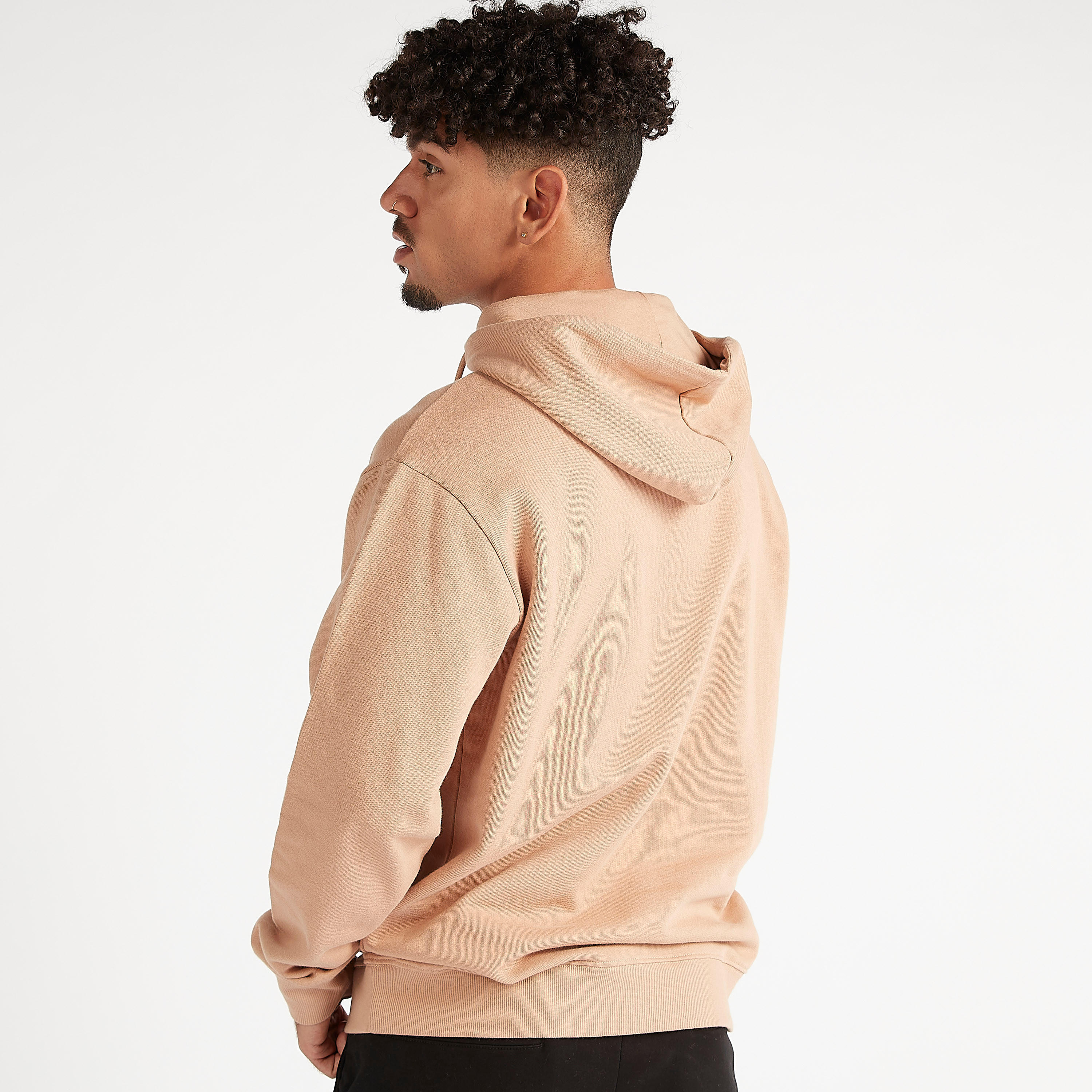 سويت شيرت مستدام بقبّعة وجيوب كنغر وأكمام طويلة-men-winterwear-hoodiesandsweatshirts-image-3
