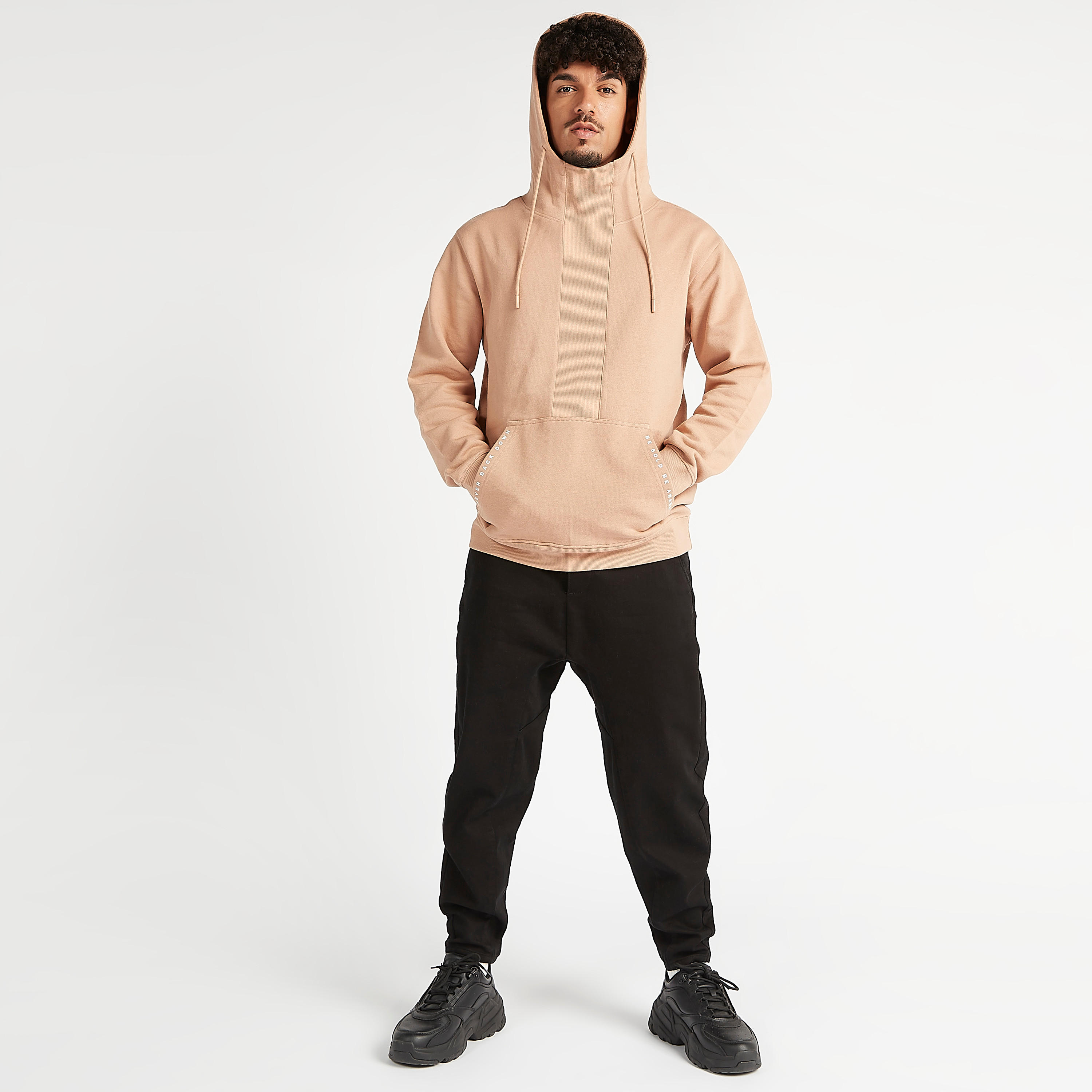 سويت شيرت مستدام بقبّعة وجيوب كنغر وأكمام طويلة-men-winterwear-hoodiesandsweatshirts-image-4