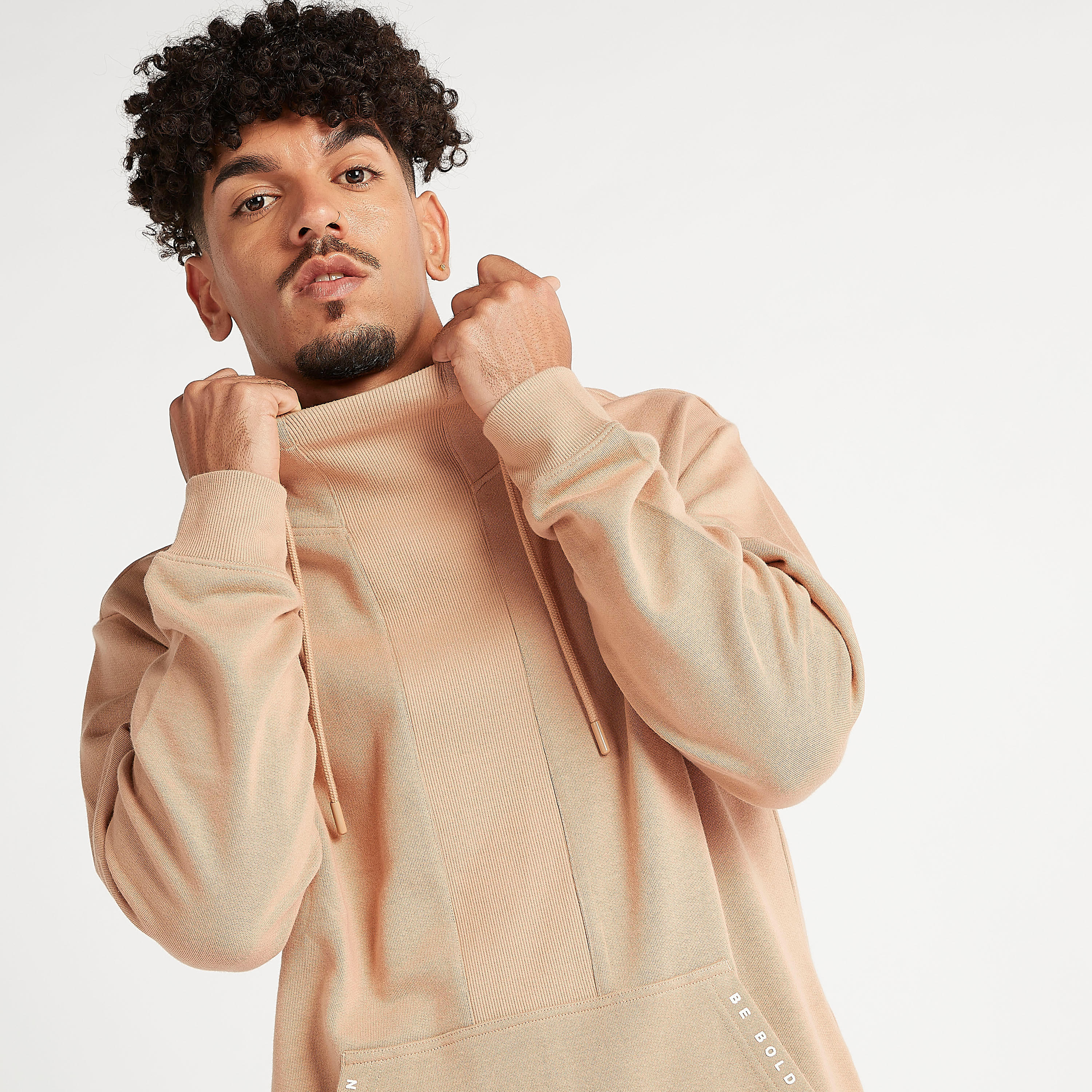 سويت شيرت مستدام بقبّعة وجيوب كنغر وأكمام طويلة-men-winterwear-hoodiesandsweatshirts-image-6