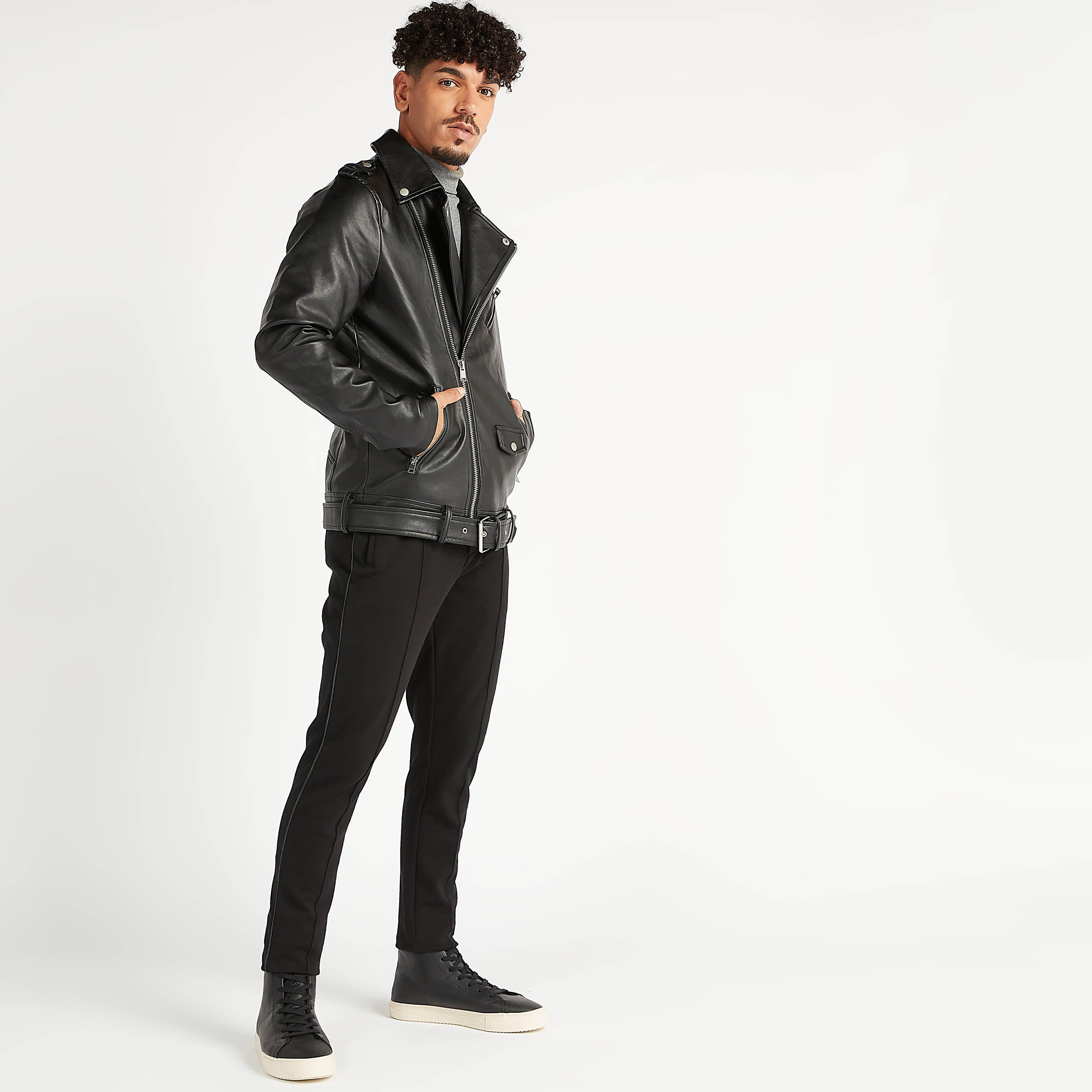 جاكيت بايكر سادة بسحّاب وزينة حزام وجيوب-men-clothing-jacketsandblazers-jackets-image-2