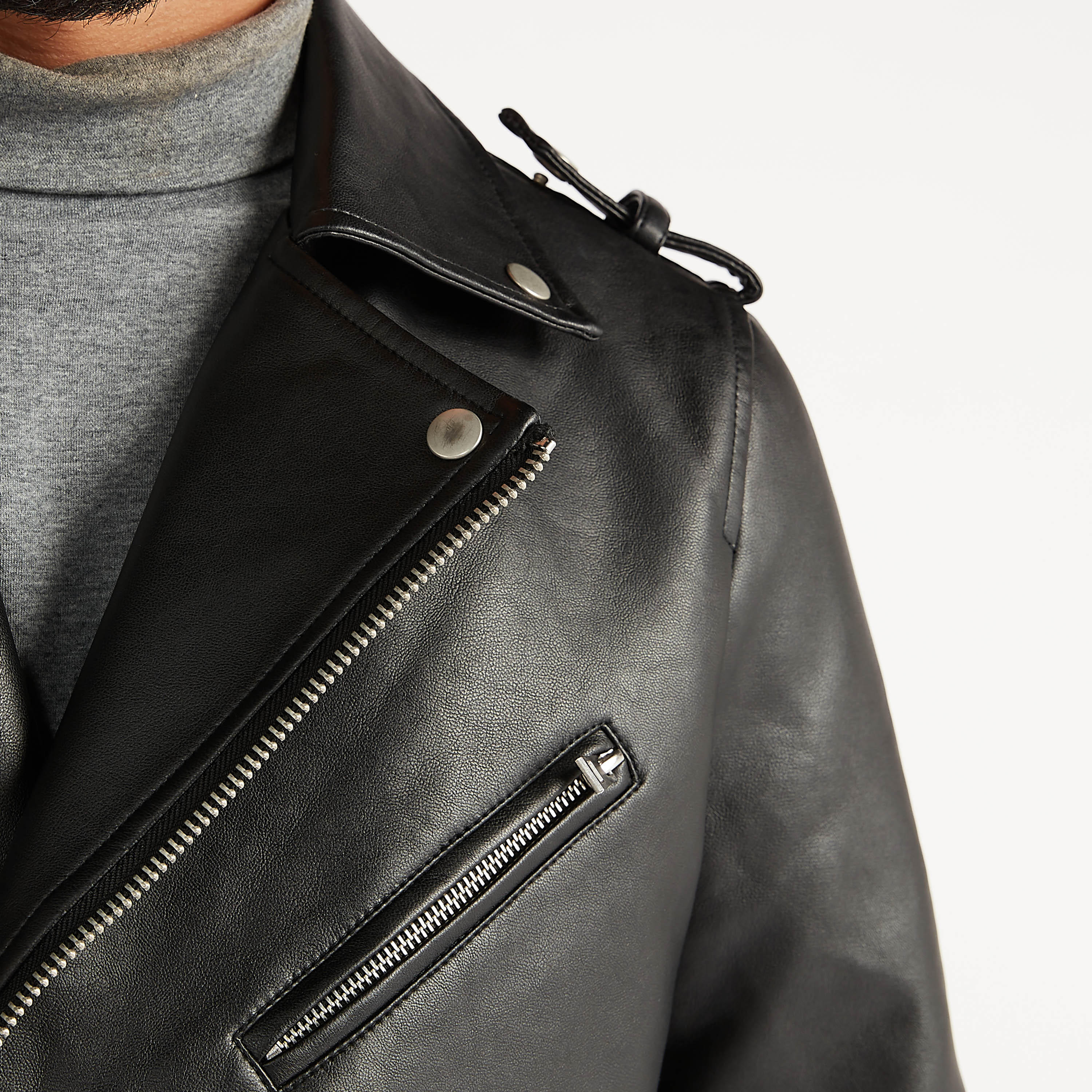 جاكيت بايكر سادة بسحّاب وزينة حزام وجيوب-men-clothing-jacketsandblazers-jackets-image-3