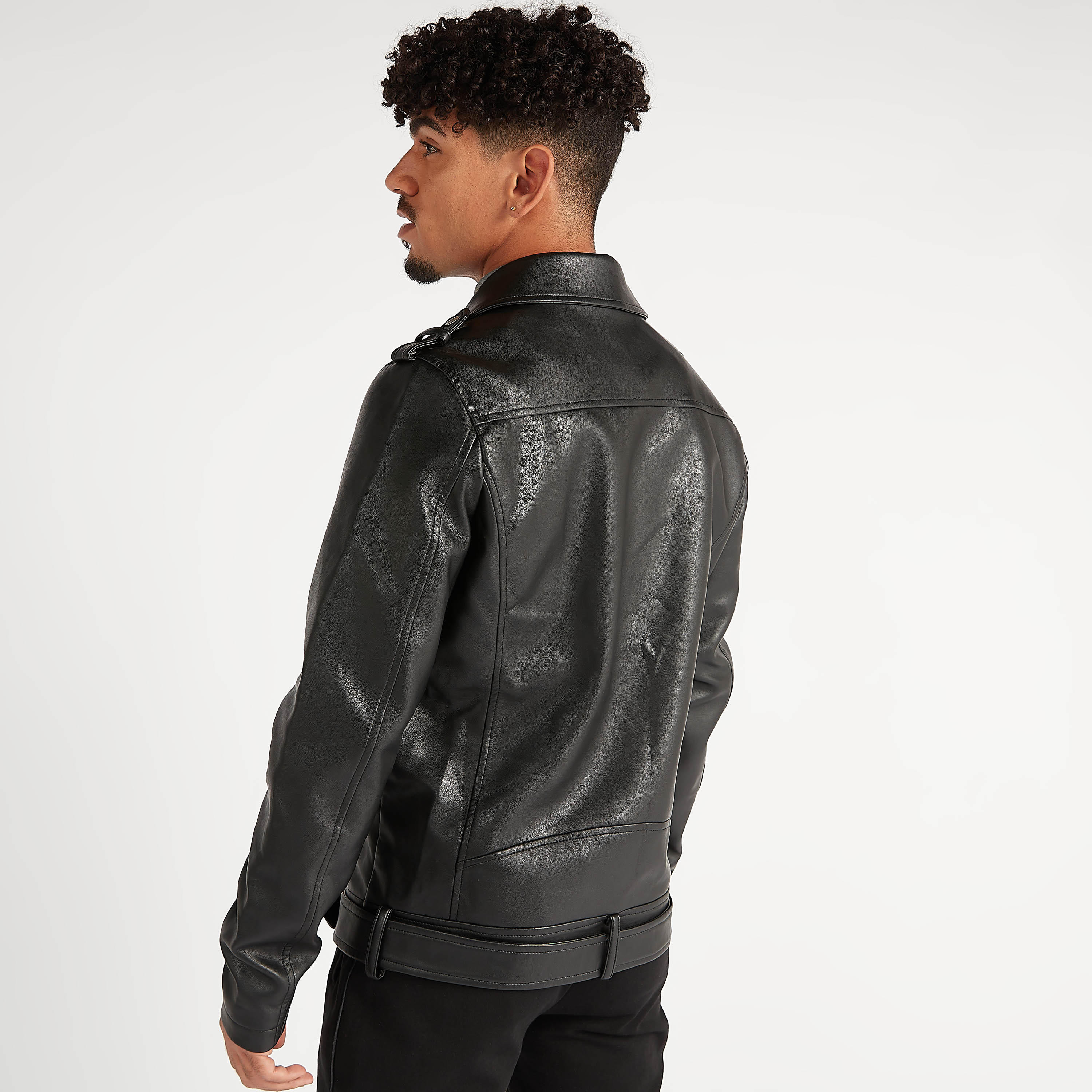جاكيت بايكر سادة بسحّاب وزينة حزام وجيوب-men-clothing-jacketsandblazers-jackets-image-4