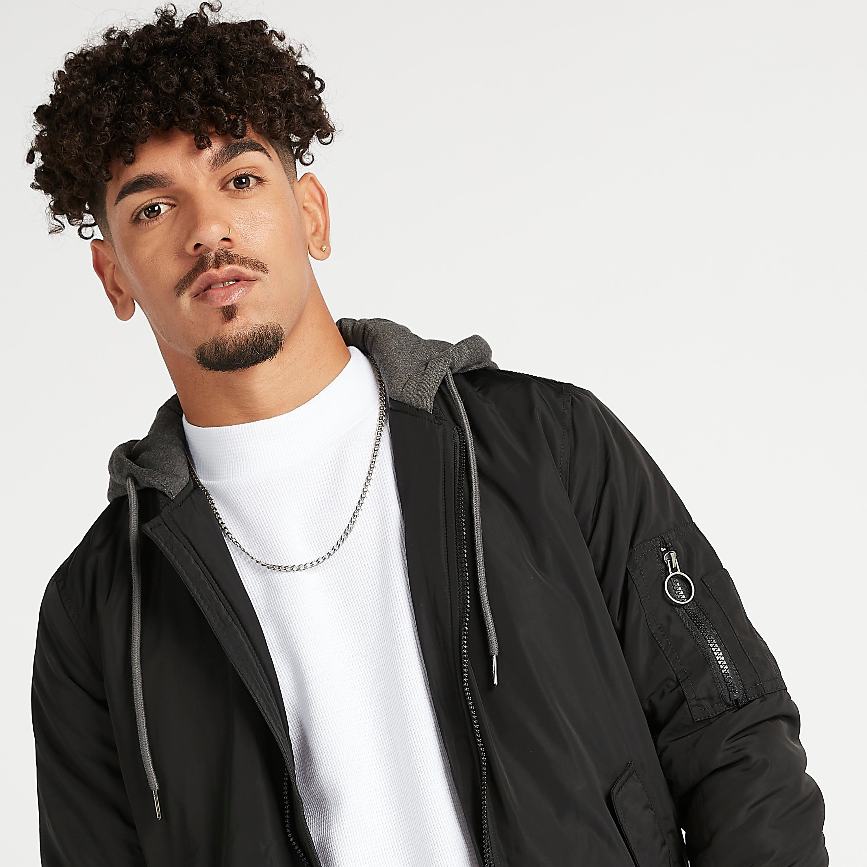 جاكيت بومبر سادة بقبّعة وجيوب وأكمام طويلة-men-clothing-jacketsandblazers-jackets-image-5