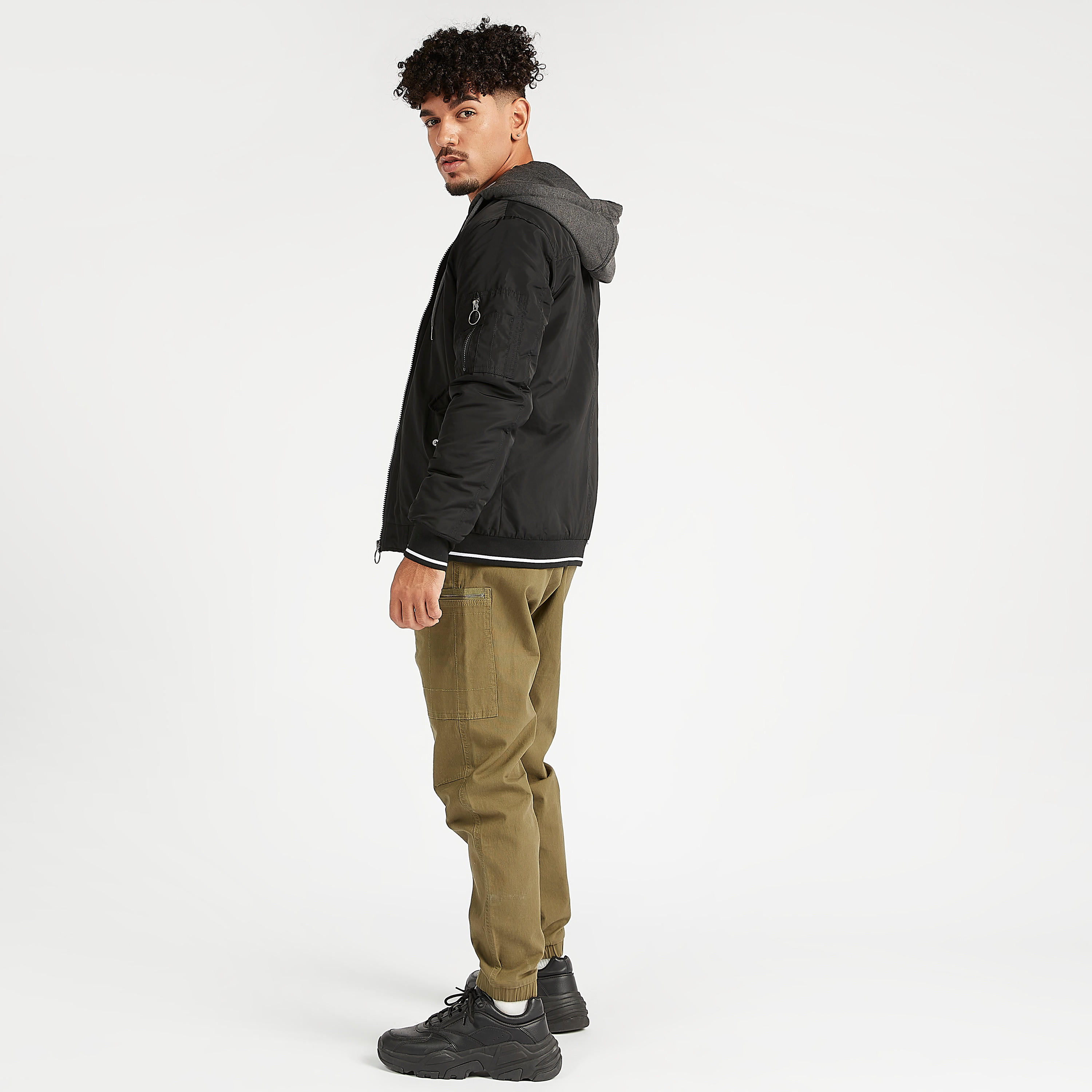 جاكيت بومبر سادة بقبّعة وجيوب وأكمام طويلة-men-clothing-jacketsandblazers-jackets-image-4