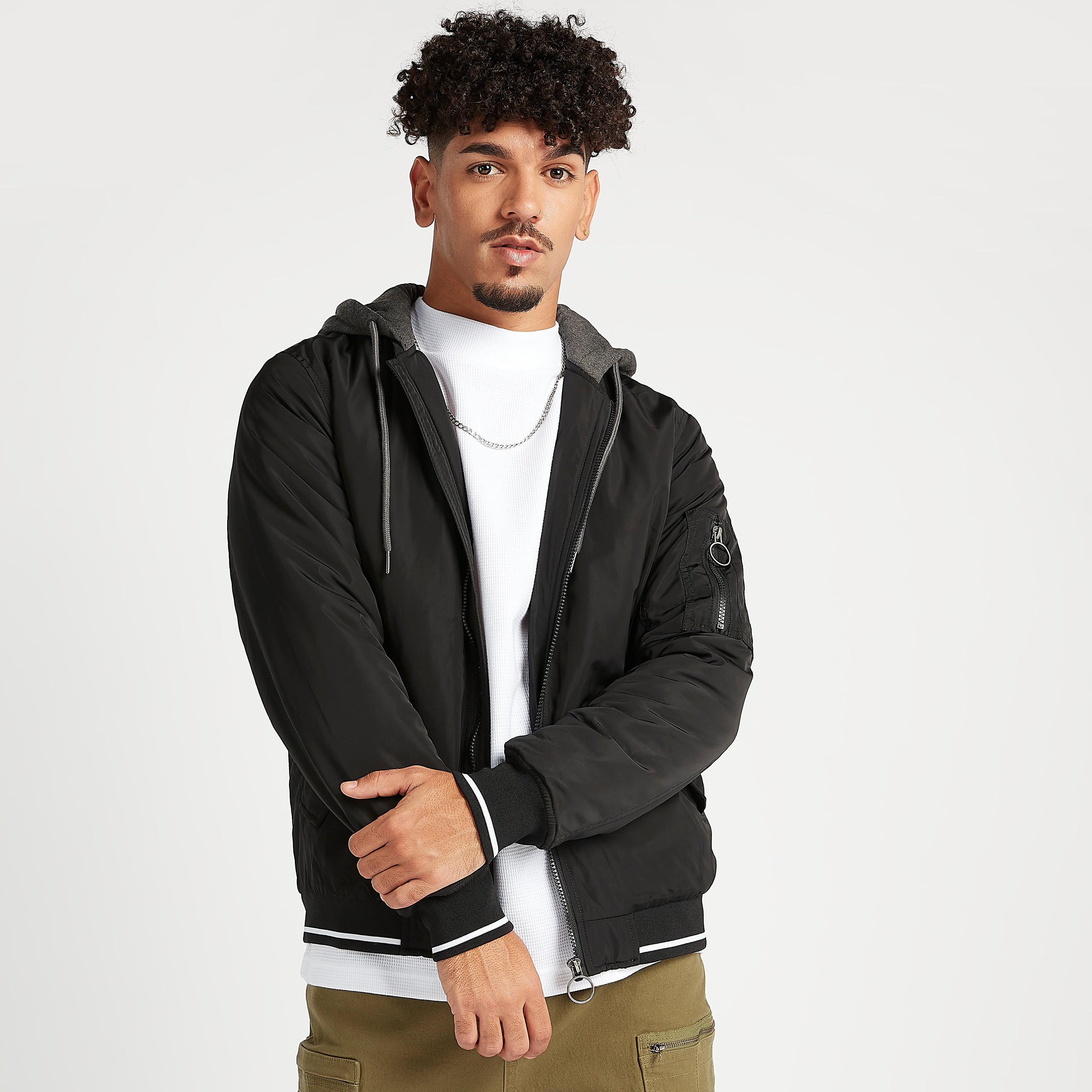 جاكيت بومبر سادة بقبّعة وجيوب وأكمام طويلة-men-clothing-jacketsandblazers-jackets-image-3