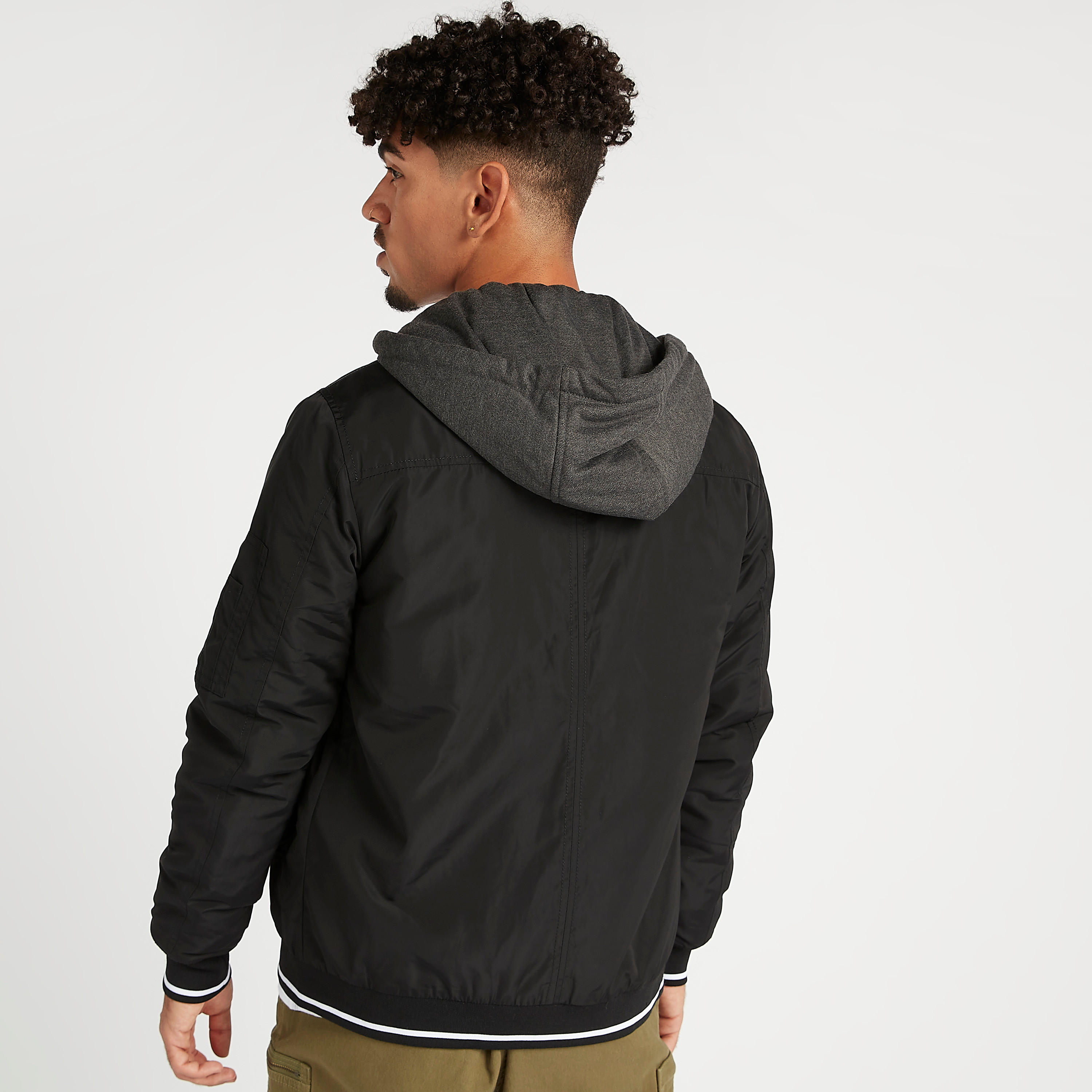 جاكيت بومبر سادة بقبّعة وجيوب وأكمام طويلة-men-clothing-jacketsandblazers-jackets-image-2