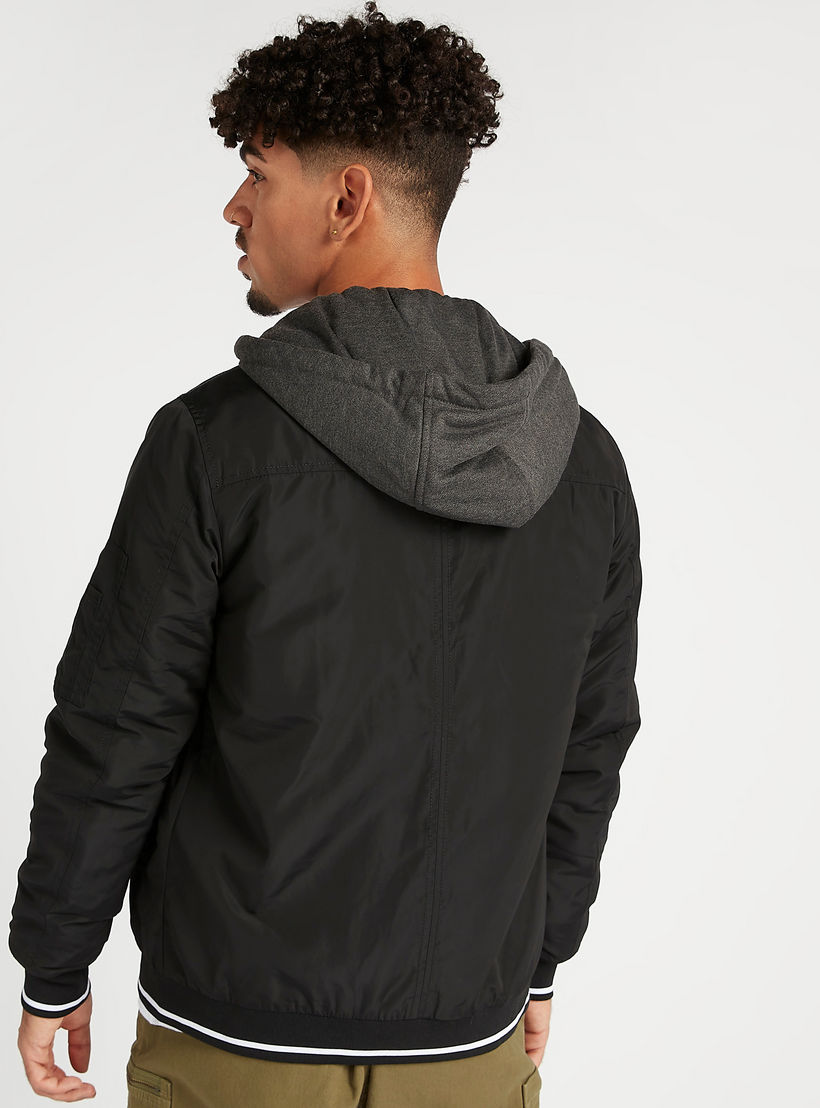 جاكيت بومبر سادة بقبّعة وجيوب وأكمام طويلة-men-clothing-jacketsandblazers-jackets-image-2