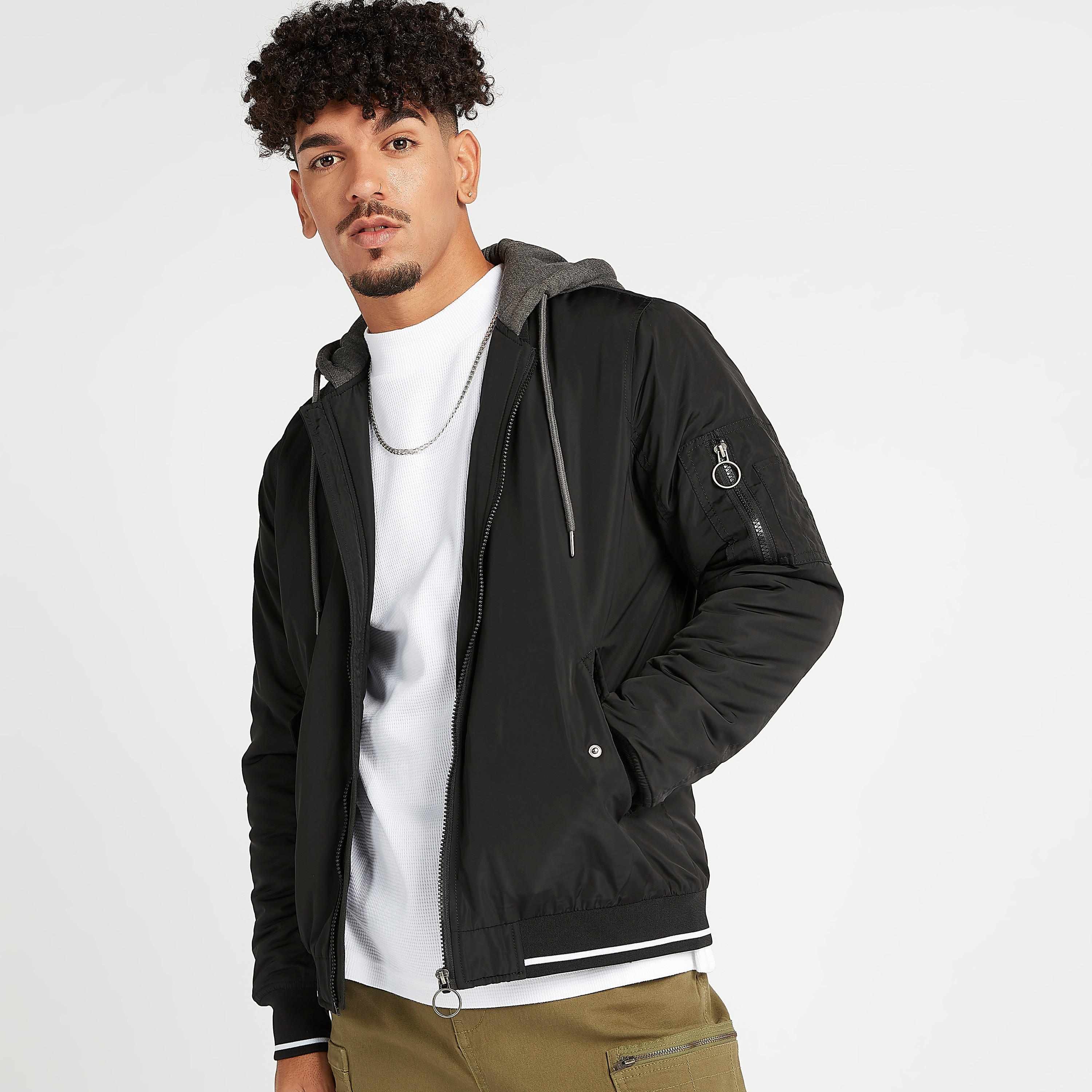 جاكيت بومبر سادة بقبّعة وجيوب وأكمام طويلة-men-clothing-jacketsandblazers-jackets-image-1