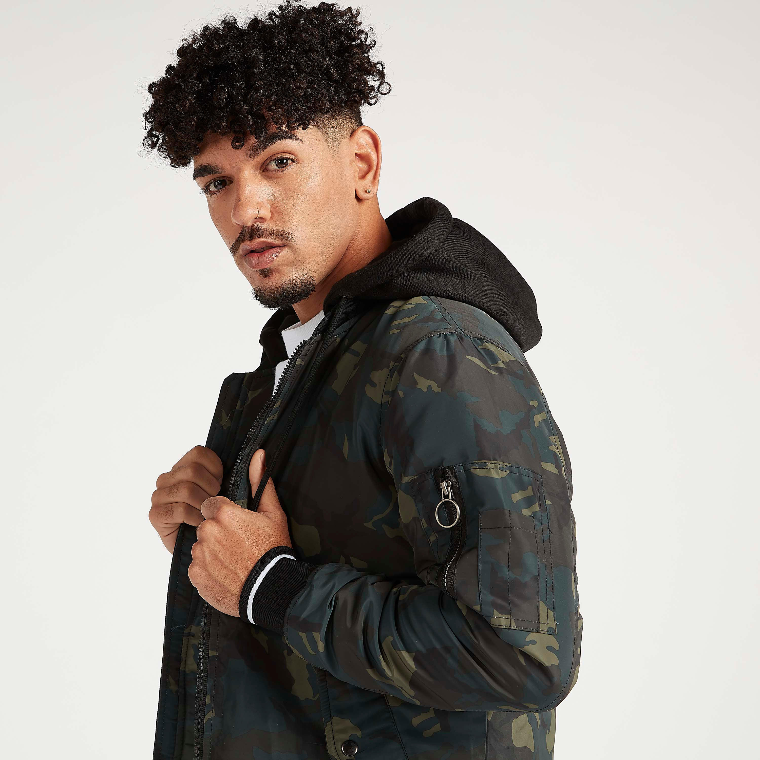 جاكيت بومبر بطبعات مموّهة وأكمام طويلة وقبّعة-men-clothing-jacketsandblazers-jackets-image-1