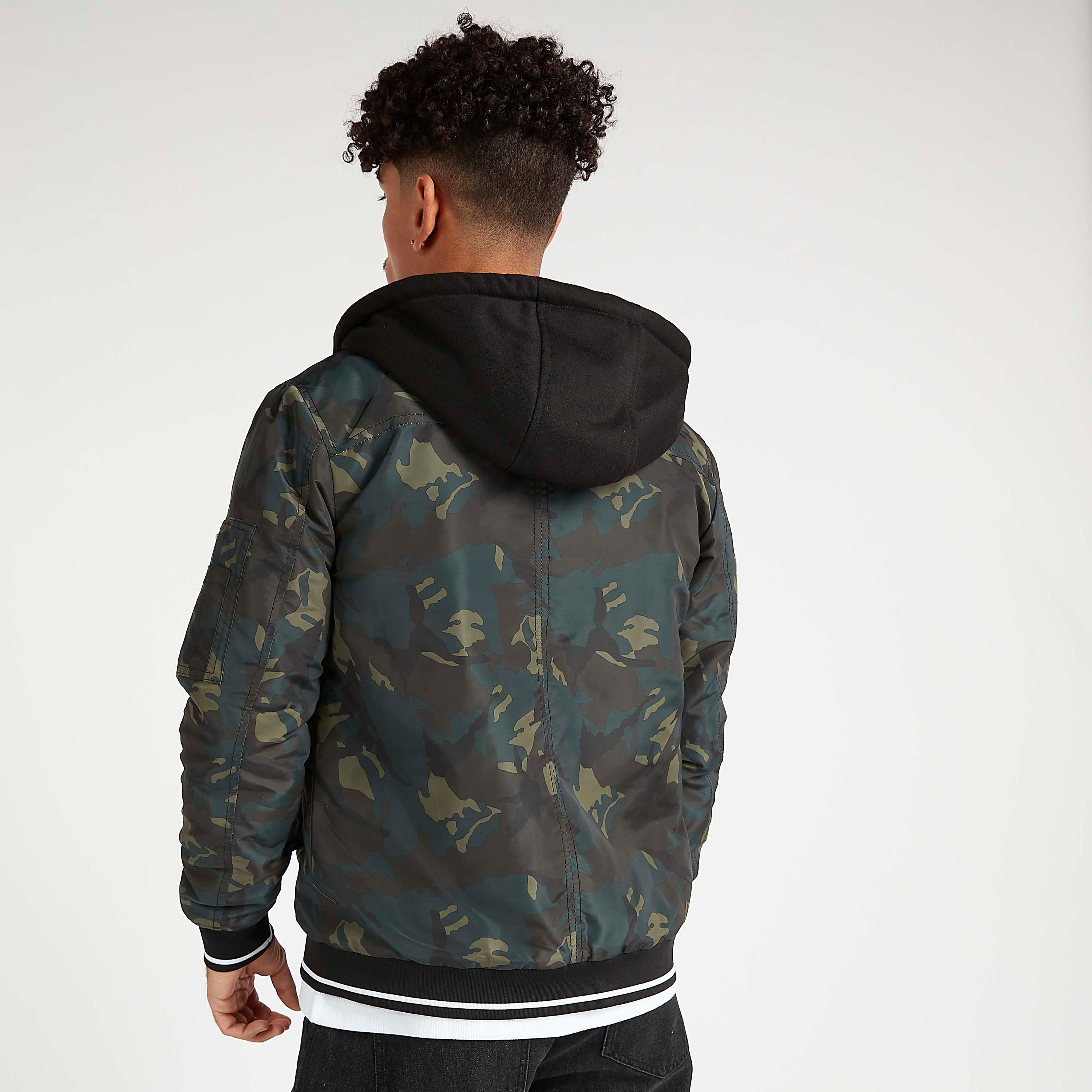جاكيت بومبر بطبعات مموّهة وأكمام طويلة وقبّعة-men-clothing-jacketsandblazers-jackets-image-4