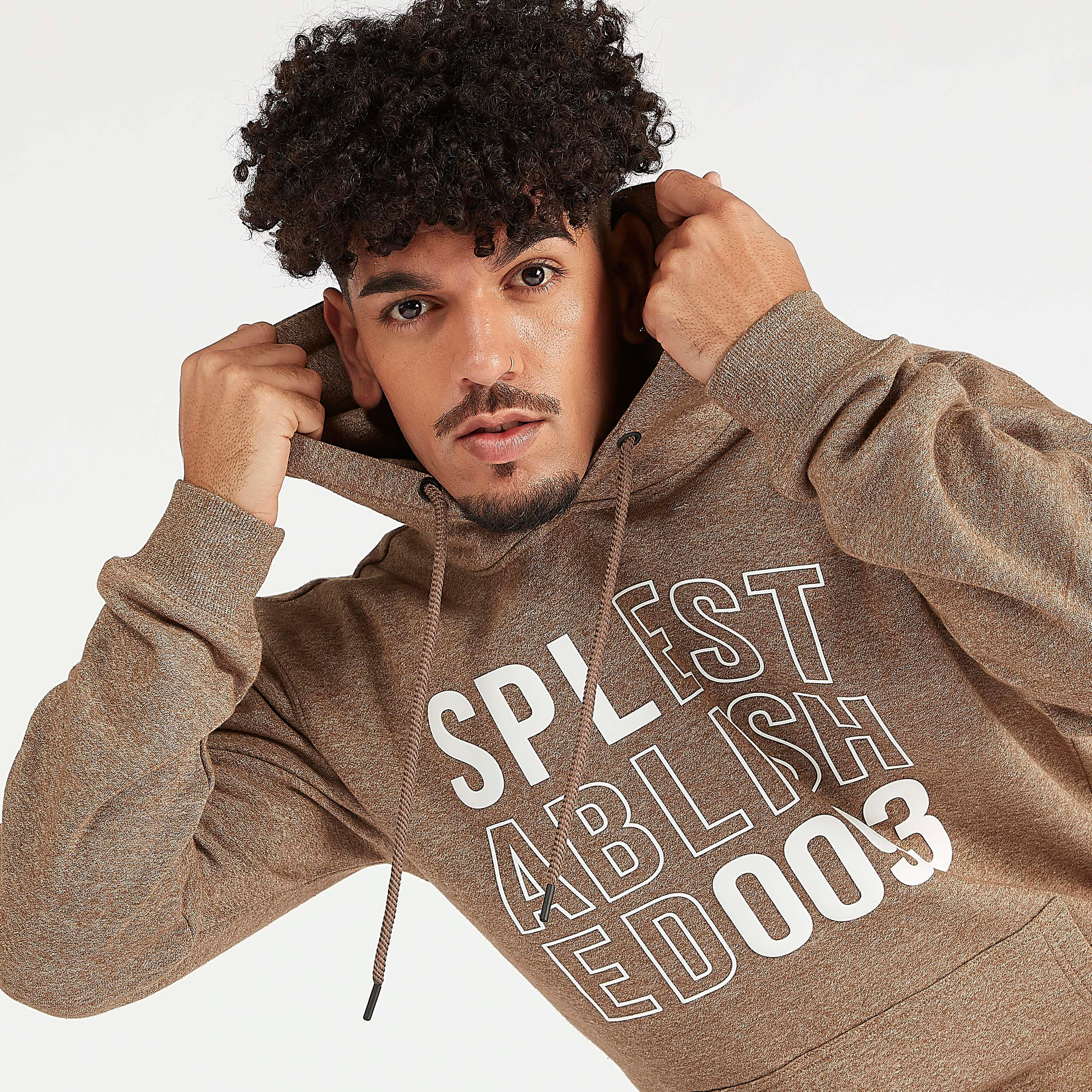 هودي مستدام بأكمام طويلة وجيوب كنغر وطبعات شعار-men-winterwear-hoodiesandsweatshirts-image-1