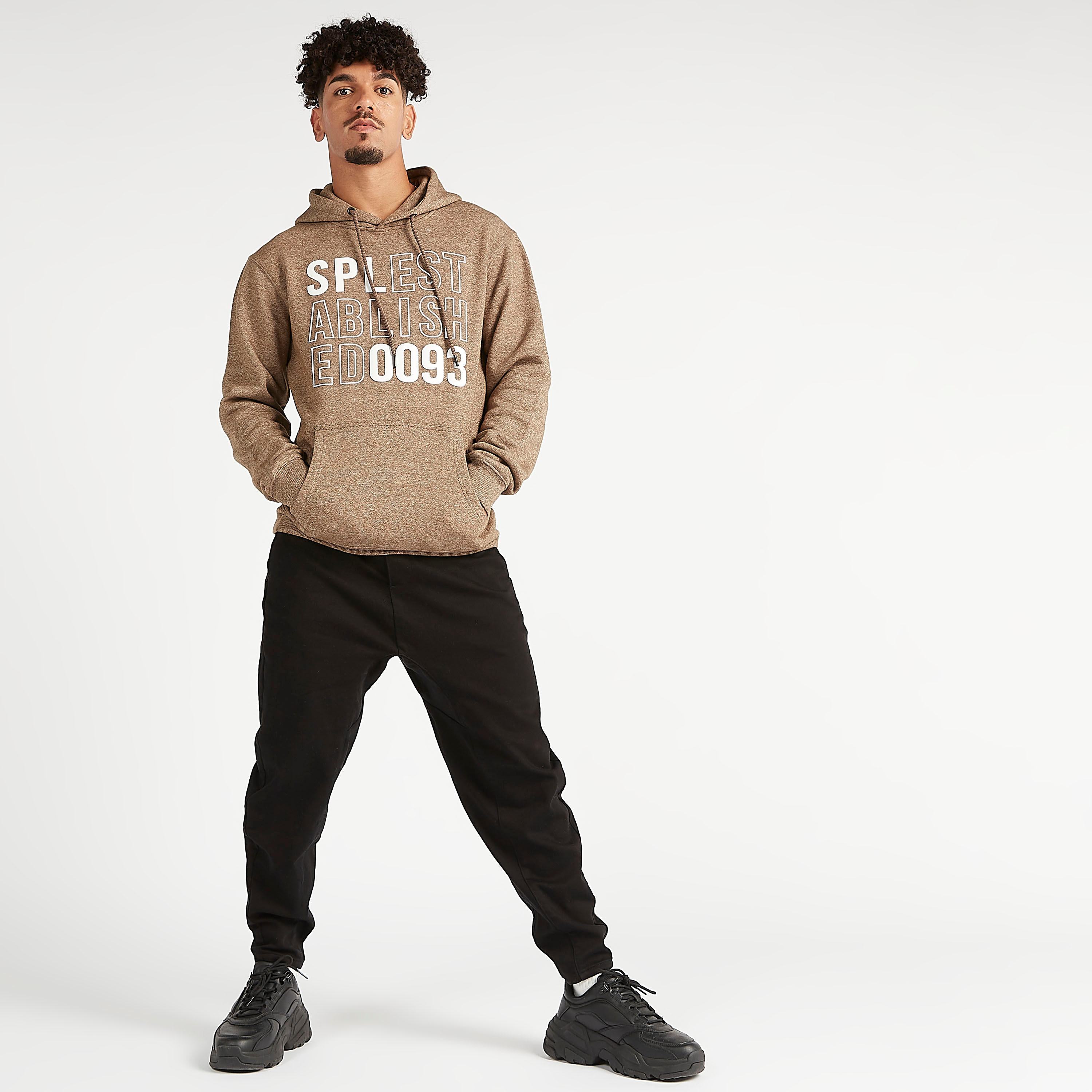 هودي مستدام بأكمام طويلة وجيوب كنغر وطبعات شعار-men-winterwear-hoodiesandsweatshirts-image-2